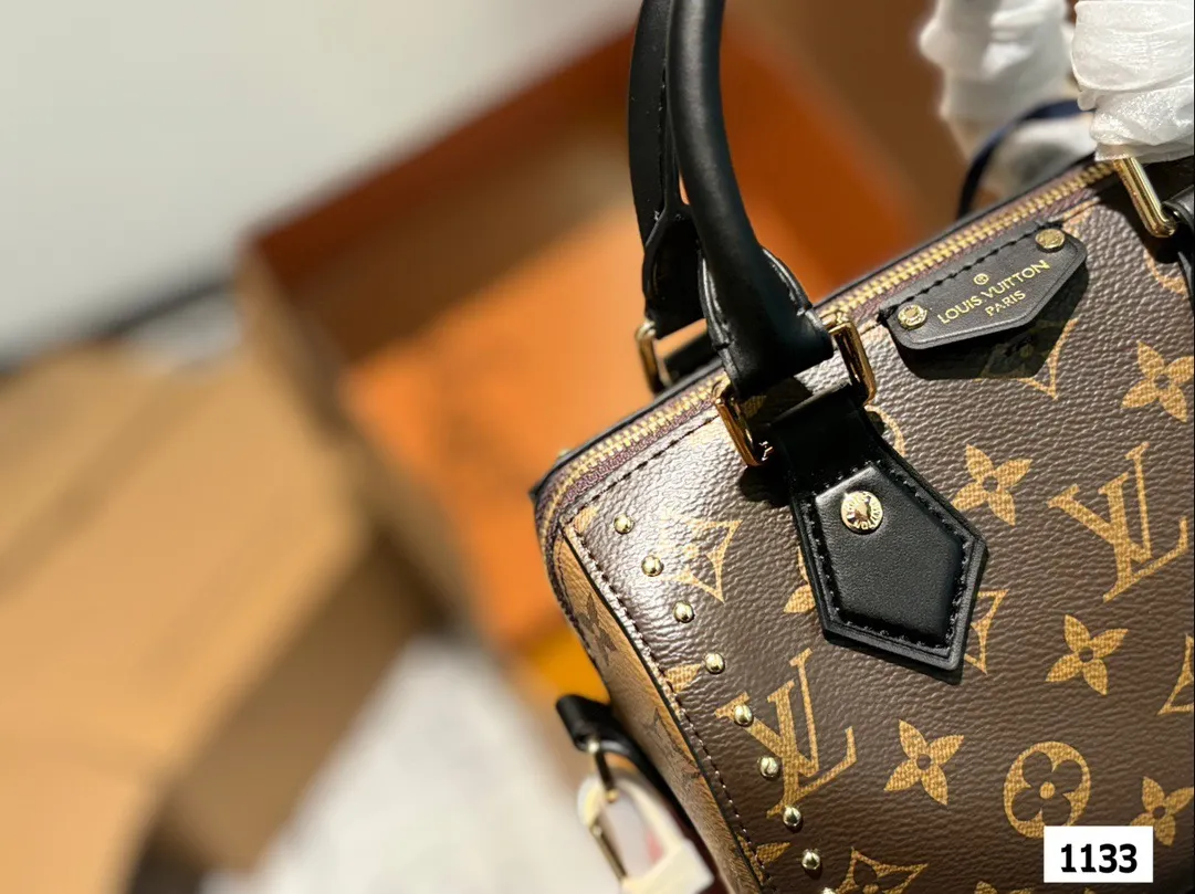 P200 全套包装 LV早春Cruise25 包包 走秀款铆钉款手提枕头包 LV这场在巴塞罗那举行的2025早春新款真的好美啊!!这一季的包包也好有收藏价值啊!尺寸20厘米#