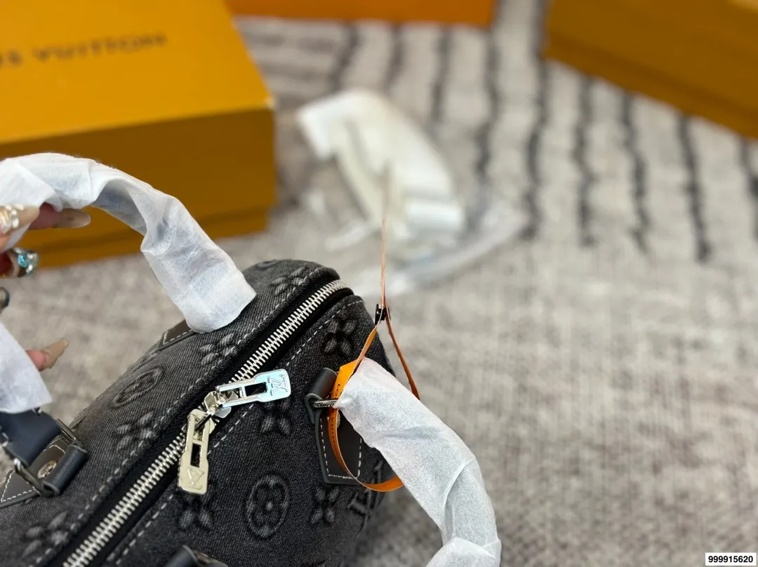 p180 配礼盒 LV丹宁牛仔系列枕头包 经典系列 时尚百搭 颜值高 日常出街首选 尺寸19×15