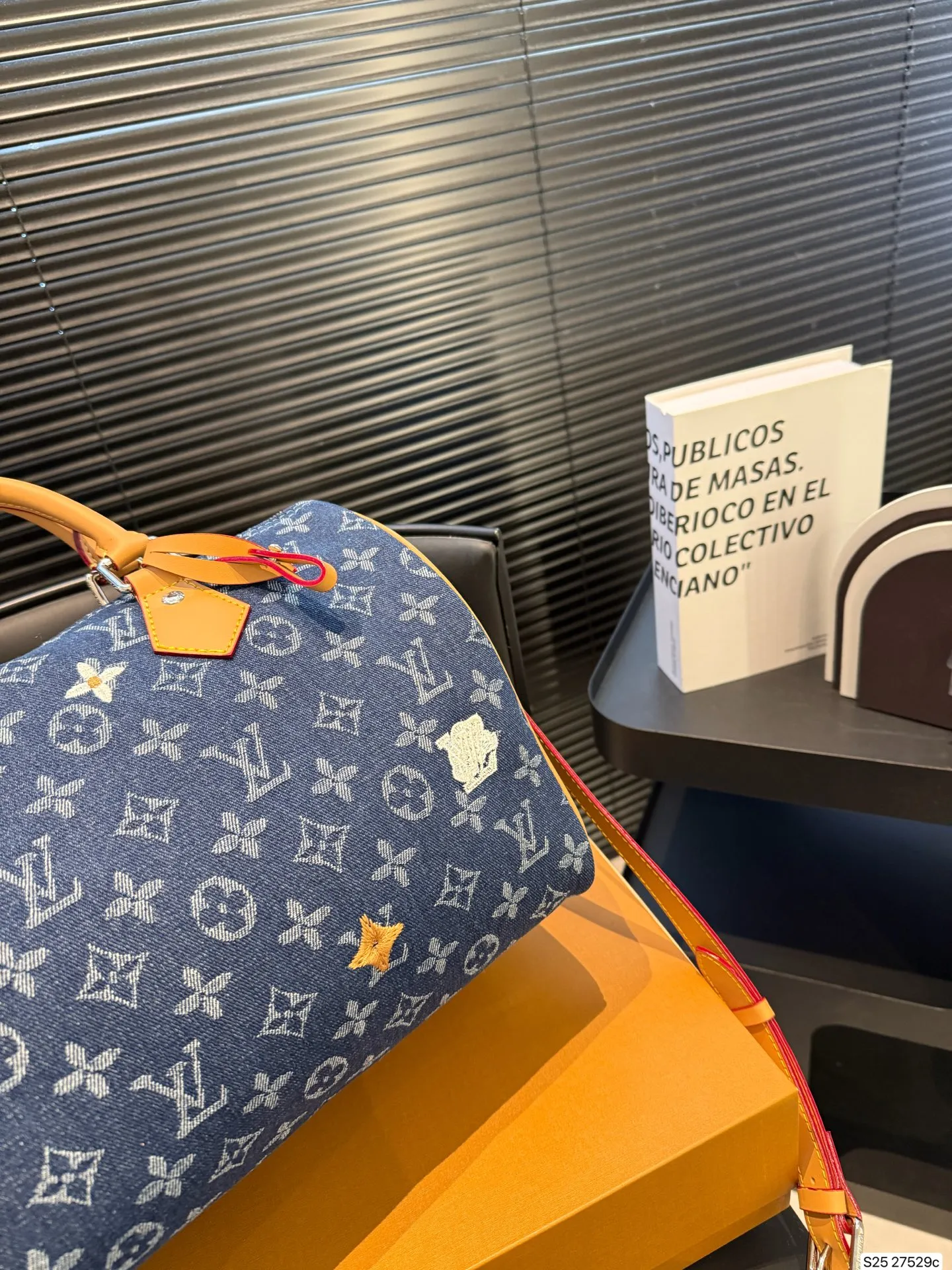 P175 Lv枕头包 大容量 手提斜挎皆可 通勤必备 一定要入！ 尺寸29 21 货号27529