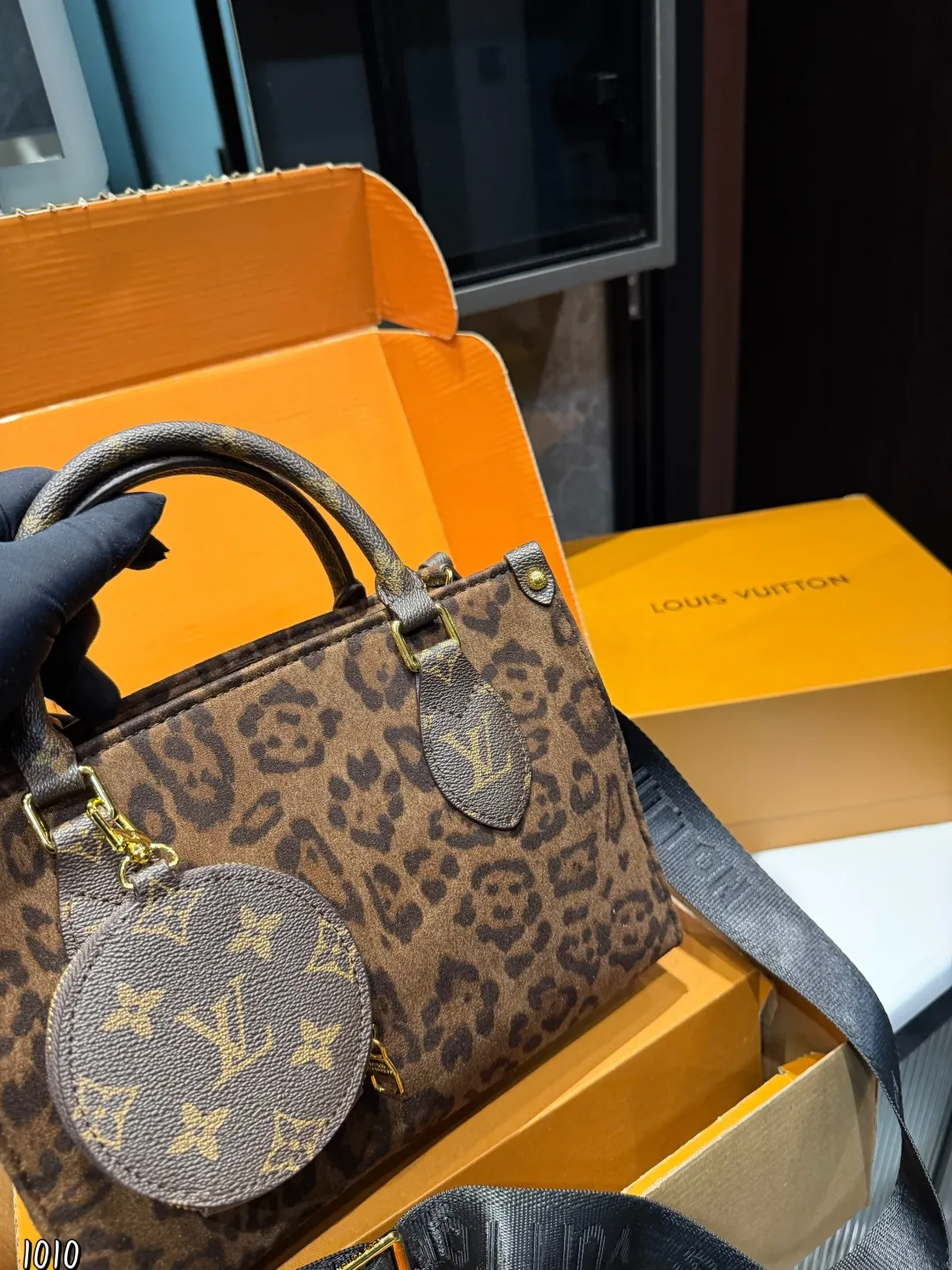 ❤️p160❤️ LV/路易威登 ONTHEGO系列 托特包新款刺绣款肩带丛林包 哇咔咔太喜欢了真是惊艳到我了、包包挺括很能装整体而言 非常实用又耐造 尺寸： 25*11*19cm