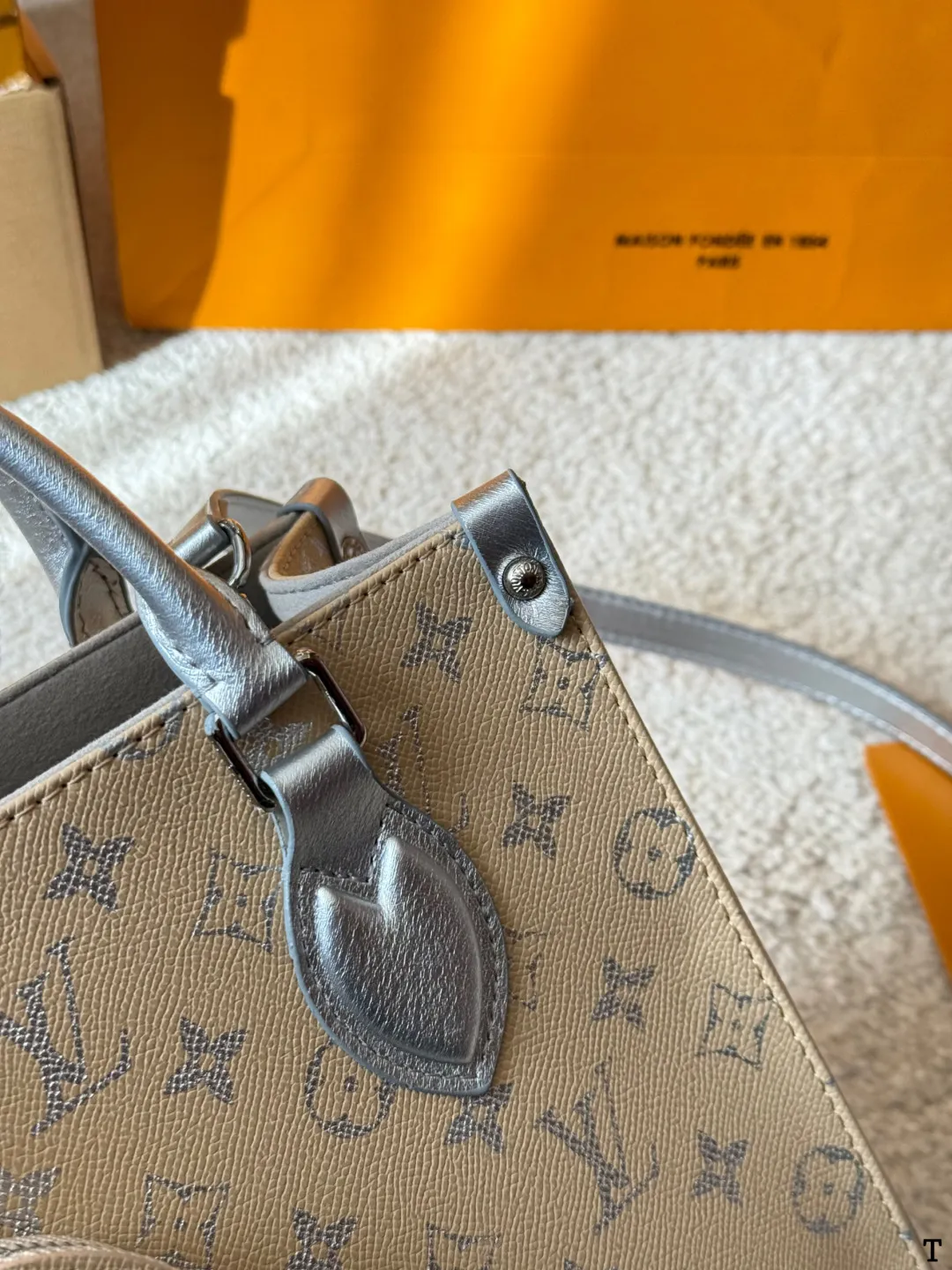 牛皮版本 p150 LV Onthego 丛林包 折叠礼盒 原单品质 Lv A/B面喷绘 onthego妈咪袋 性价比之王这是一款超赞的包型,灵感来自于恶搞Lv的街头品牌,曾经的曾经,Louis Vll litton永远不会走下神坛,1:1品质 非常值得入的一季,超大购物袋,不容易变形 而且大Logo的设计超级好看。除了手拎以外,还非常贴心的加了中长的肩挎的肩带,可以说是非常赞了,对花品质 秒杀市场一切低端货 上身真的很有气质!尺寸25cm