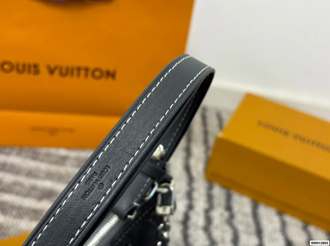 p205配礼盒🎁 Lv 牛角包 单肩斜挎中古 vintage包包v老花村上隆限定薇薇安女包LV老花限定 ！超美！好多网红潮人都在背 单肩斜挎背这款包看着简单，搭配起来特别有范！被外观真的迷倒 尺寸：27*9*15cm