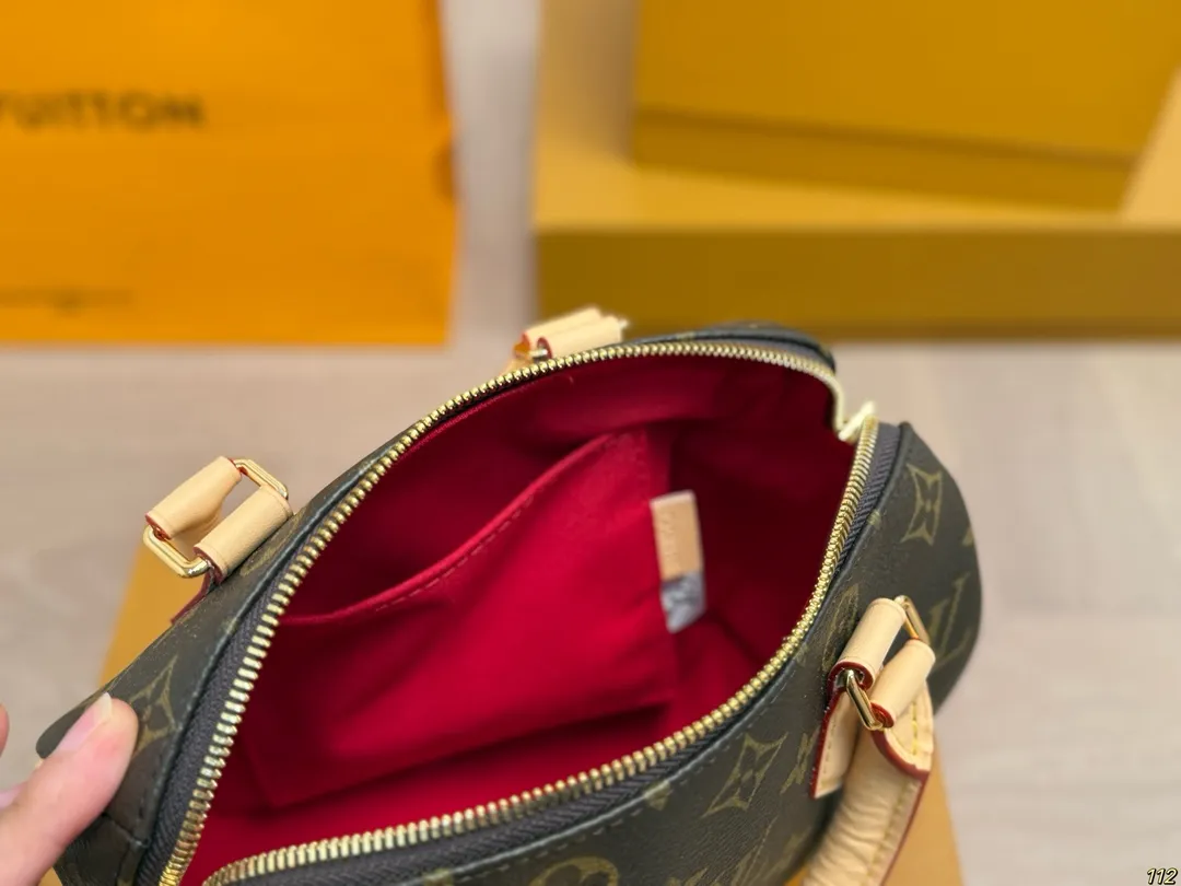 原版复刻¥215飞机盒 升级版全钢五金 专柜同步163变码芯片 L家 speedy20 超喜欢这个size! 平时无论什么衣服 不用犹豫! 随便搭!搜索🔍 Lv speed20 尺寸:20 14