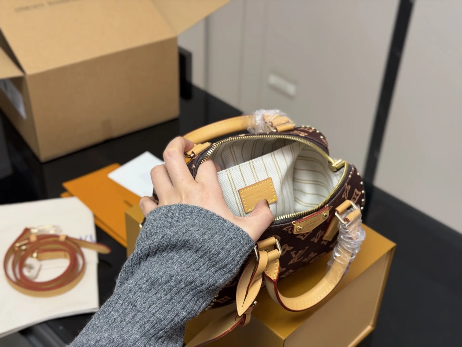 ¥225 配折叠盒飞机盒 LV铆钉枕头包 简单百搭 颜值高 日常出街首选 潮酷时尚女孩必入款 尺寸:20.14cm