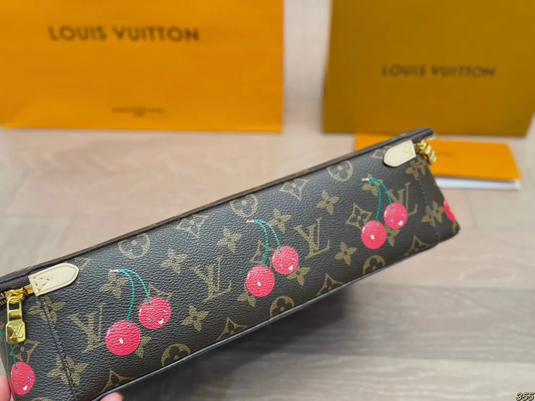 ¥135/¥125/¥115 LV 化妆包 LV旅行收纳系列 实用 真的很美很喜欢!实用、美观、耐造、出去旅游看了心情也会好好 尺寸:34 22 8/23 14 8/17 10 8