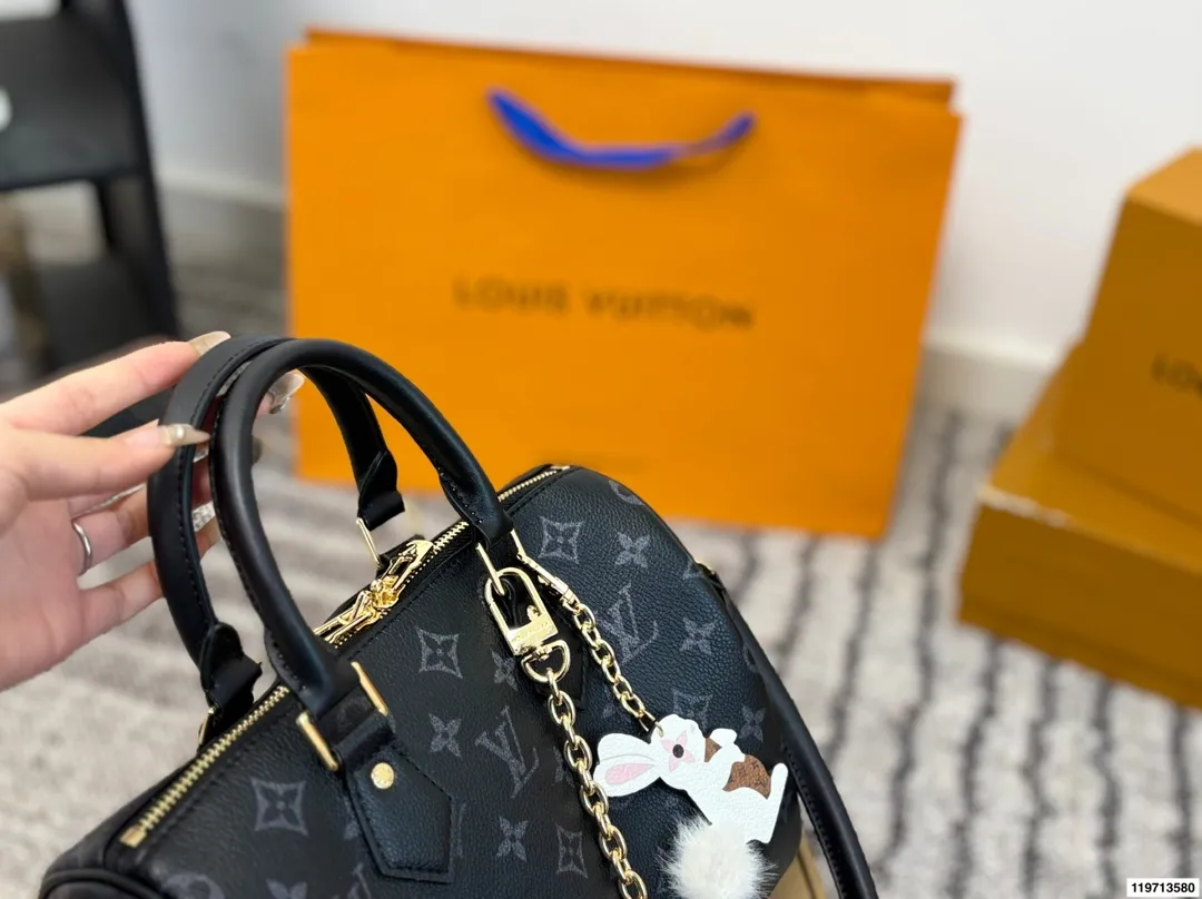 p170 折叠礼盒 芯片版 LV Speedy Soft 25枕头包 手袋以瞩目风姿成就旅途良伴。充裕构型内设拉链口袋,可妥善保管护照和其他重要物品。名牌诉说工致细节,Toron手柄再添新颖一笔 尺寸25.20