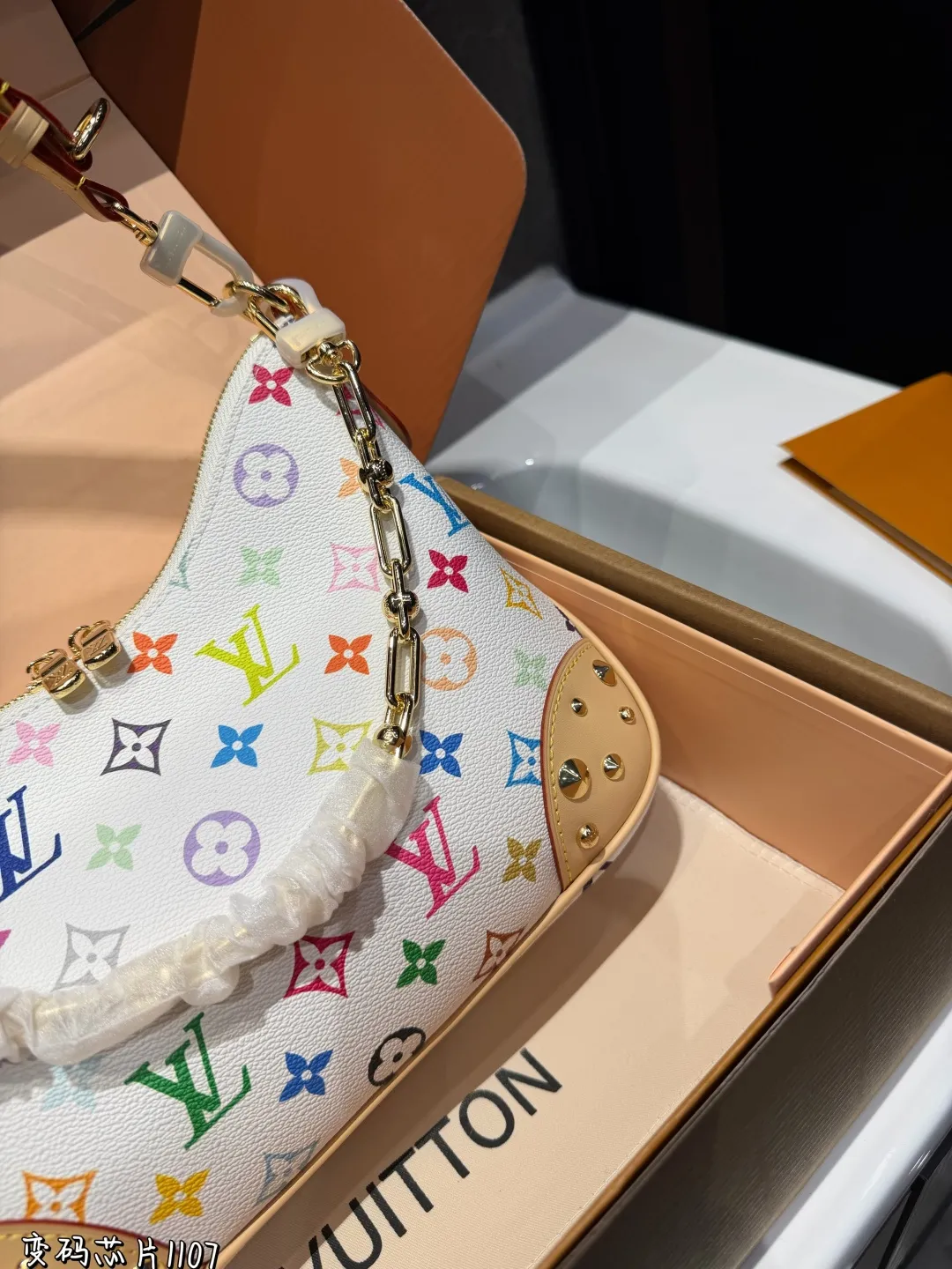 ❤️p185（折叠飞机礼盒）❤️ Lv牛角包 单肩斜挎中古 vintage包包v老花村上隆限定薇薇安女包LV老花限定！ 超美！好多网红潮人都在背 单肩斜挎背这款包看着简单，搭配起来特别有范！被外观真的迷倒尺寸：26*9*15cm