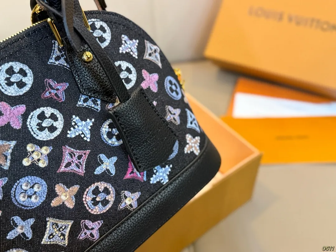 ¥165折叠盒 LV新款贝壳包 很高级可盐可甜 极致美感 绝美女孩就是你 尺寸24 17