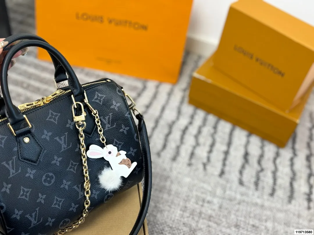 p170 折叠礼盒 芯片版 LV Speedy Soft 25枕头包 手袋以瞩目风姿成就旅途良伴。充裕构型内设拉链口袋,可妥善保管护照和其他重要物品。名牌诉说工致细节,Toron手柄再添新颖一笔 尺寸25.20