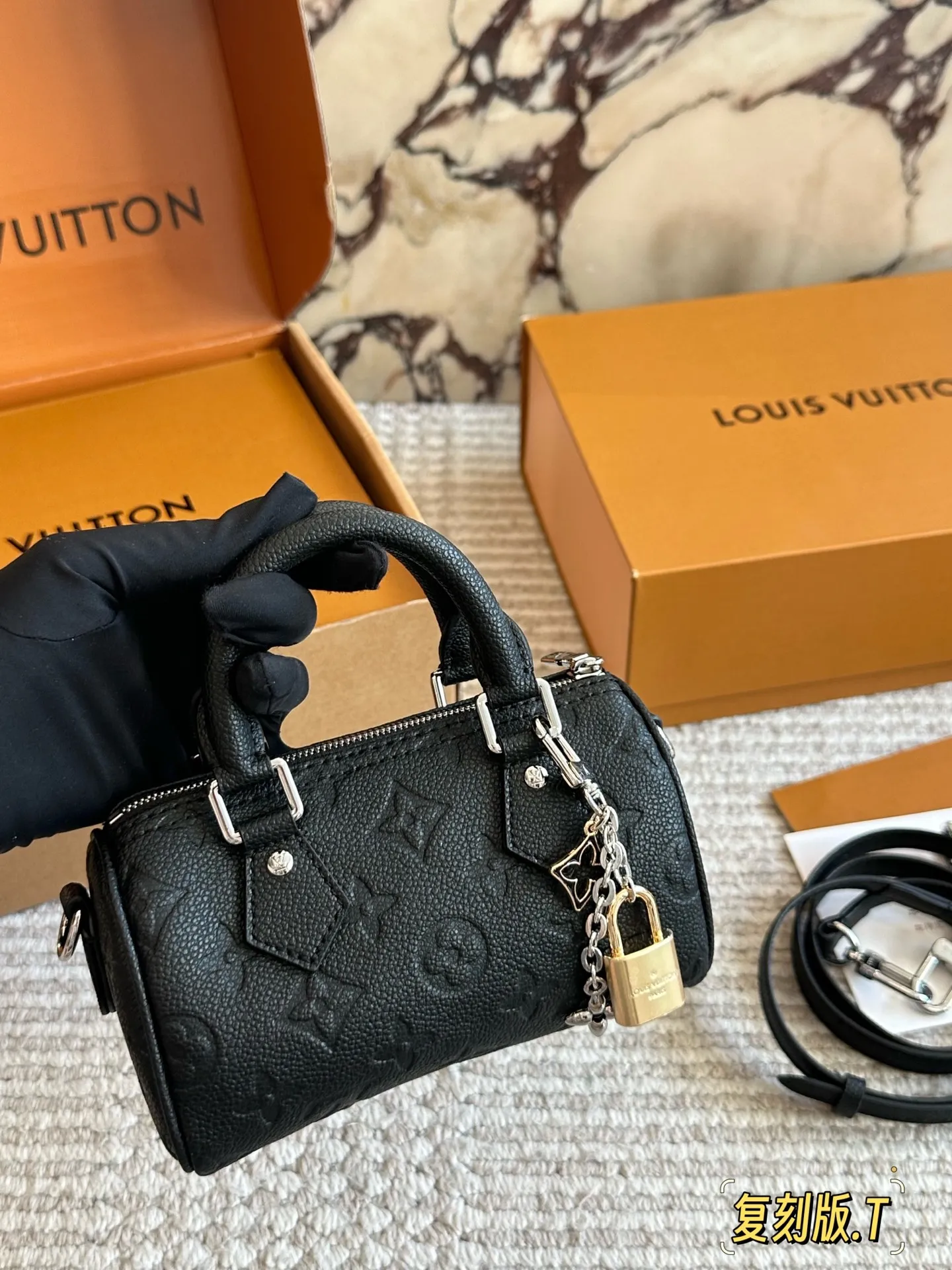 💰170 配盒 size:16*10cm(迷你) L家 Speedy Nano 一起感受nano的快乐~ 拎一个小包包真的爱了爱了~ 搜索🔍:Lv nano