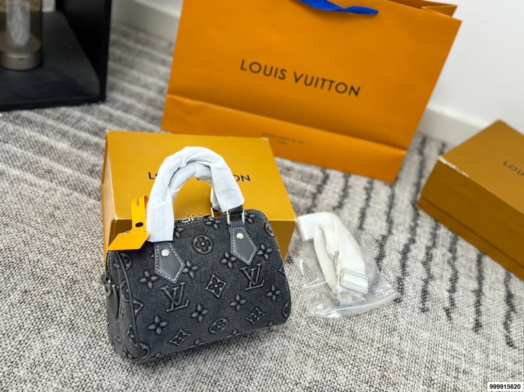 p180 配礼盒 LV丹宁牛仔系列枕头包 经典系列 时尚百搭 颜值高 日常出街首选 尺寸19×15