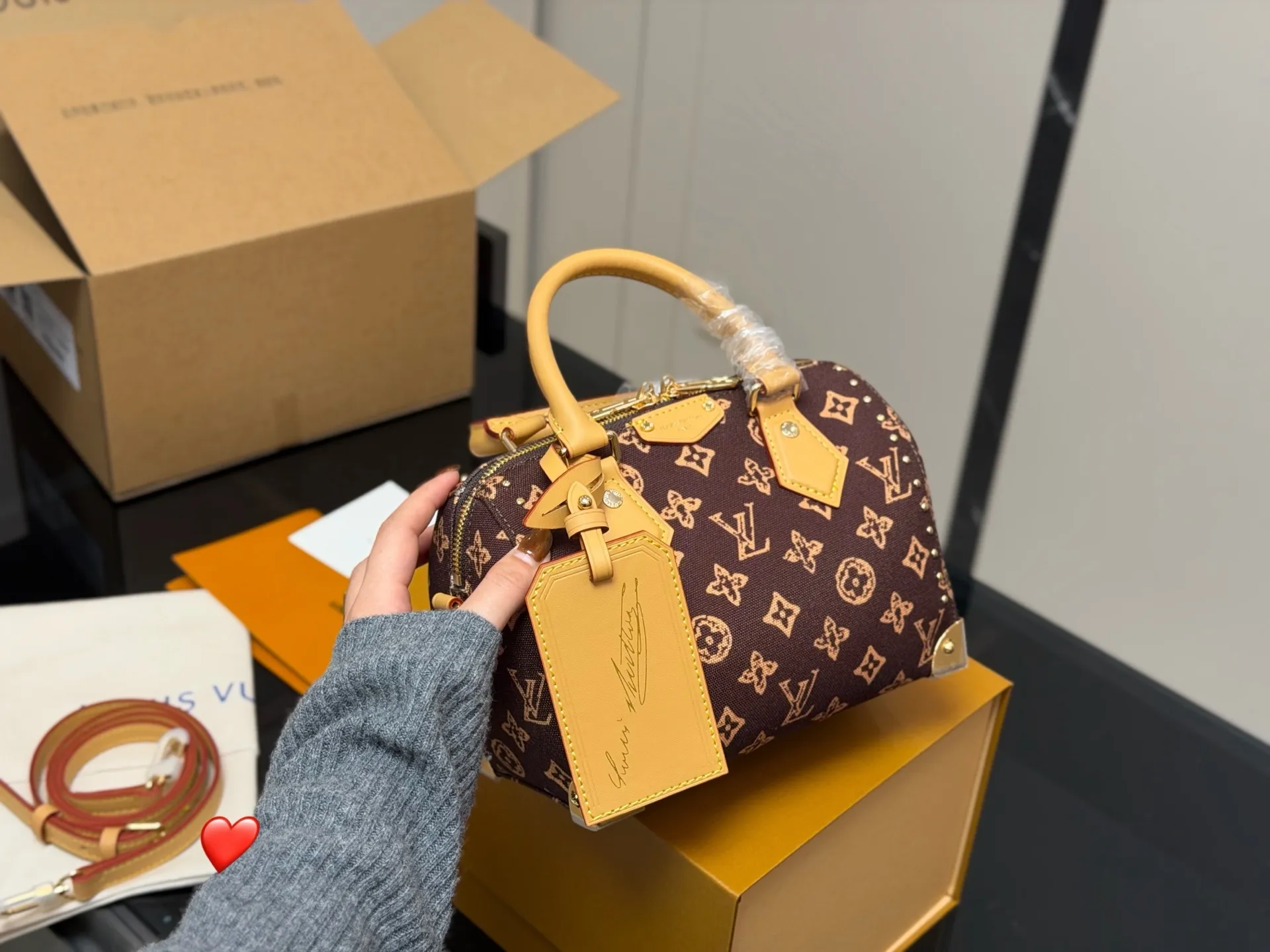 ¥225 配折叠盒飞机盒 LV铆钉枕头包 简单百搭 颜值高 日常出街首选 潮酷时尚女孩必入款 尺寸:20.14cm