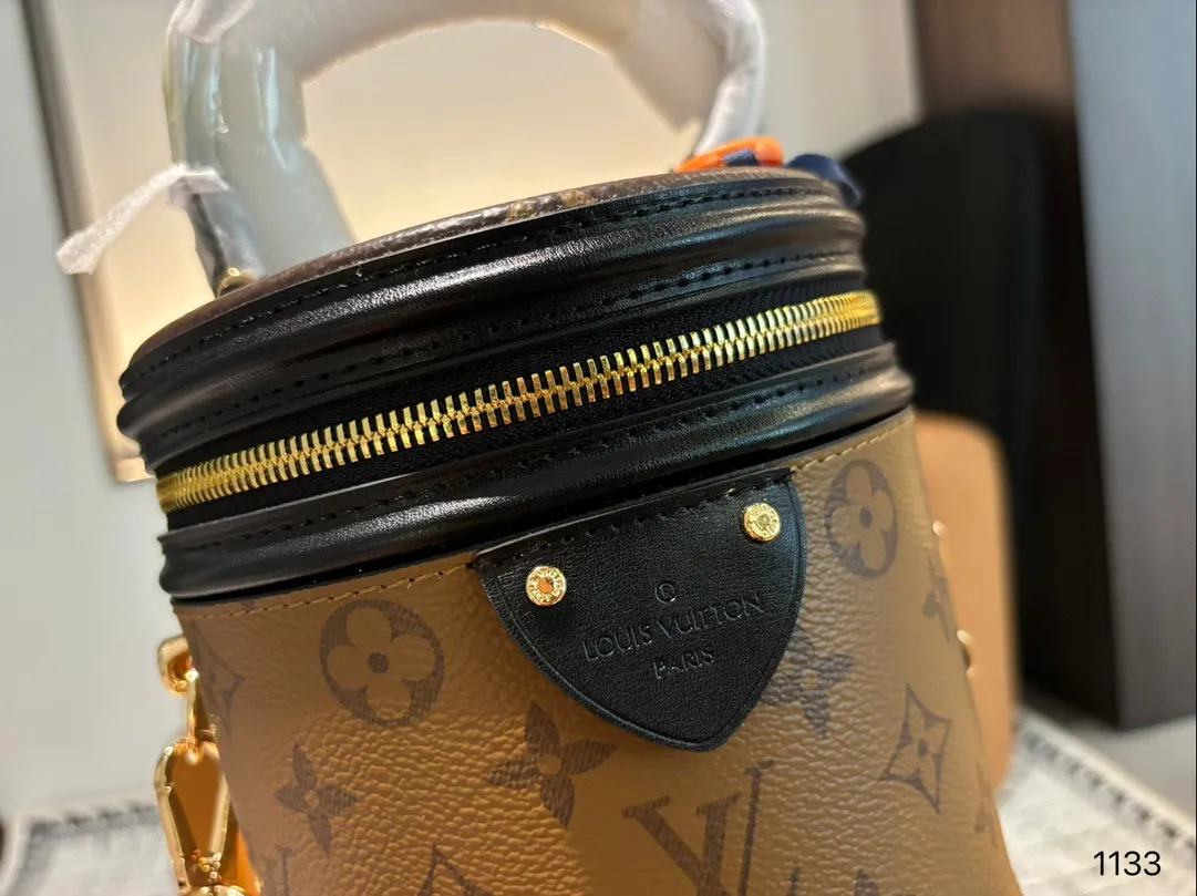 P185配礼盒🎁 Lv cannes 水桶包 发财桶新出的 太可爱啦nano发财桶 越用越香！！！ 尺寸大号15 17