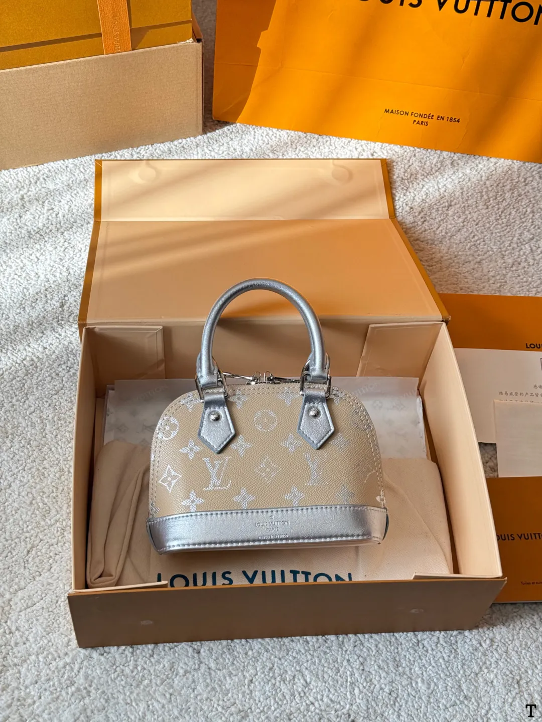 牛皮版本 p150/125 Lv 路易威登 |alma bb印花牛皮贝壳包 原版高品质 包包这款Retiro 手袋以标志性的老花面料制成 经典永恒。优雅低调的外形设计和宽敞的包身更加入了实用性。使用说明:-变色牛皮饰边,闪亮的纯钢金色五金配件- 可调节肩带,配有树糕皮的肩垫,拉链闭合。- 超细纤维内衬 尺寸 24 18cm 16 12cm