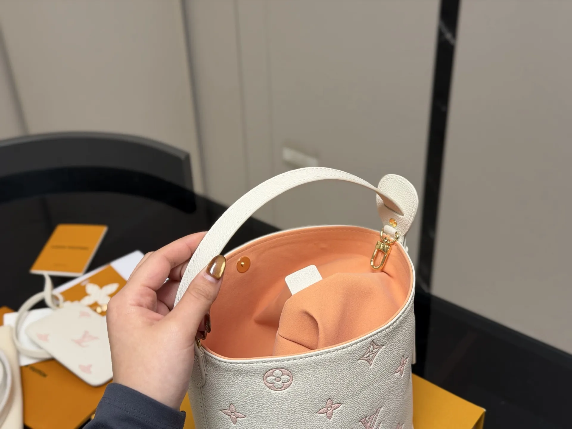 ¥180 配折叠盒 LV中古包又一位当红炸子鸡来咯!! 一只看似中古中矩却又有点标新立异的包。 水桶包 尺寸:18.17cm