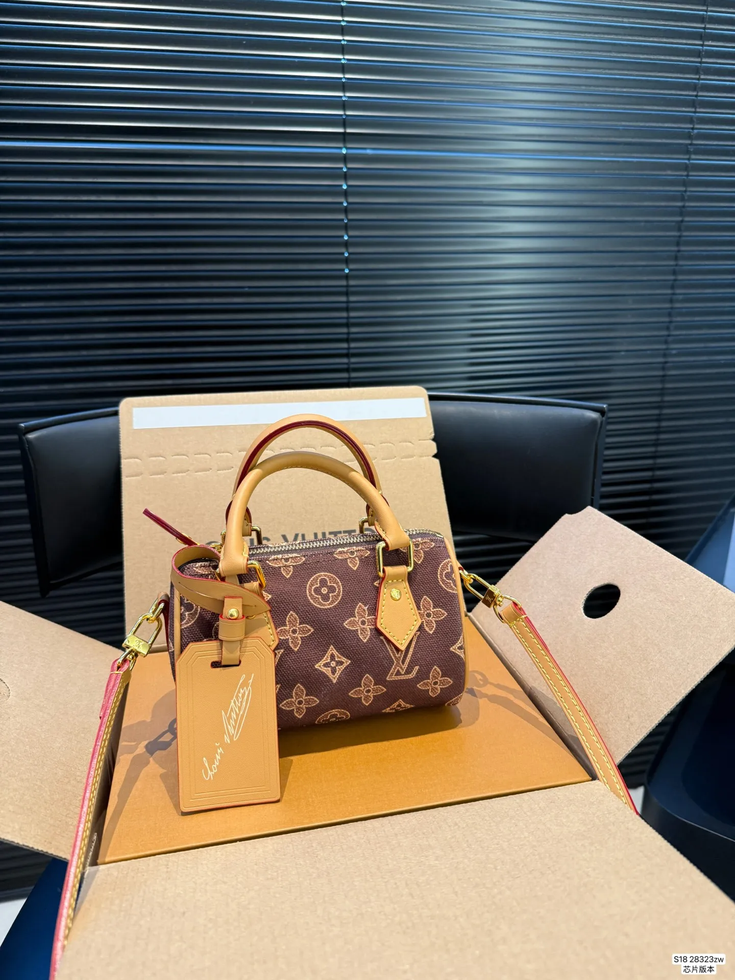 P140 配飞机盒折叠盒芯片版本 ✨LV 枕头130周年特别款 | 春日氛围感🍃 LV 130周年特别款真的让我狠狠心动！ 这抹浅绿色太绝了，温柔又高级，背上瞬间显白三度✨ 低饱和的色调完全不挑衣服，随便穿都能很出片。 尺寸16 10 货号28323