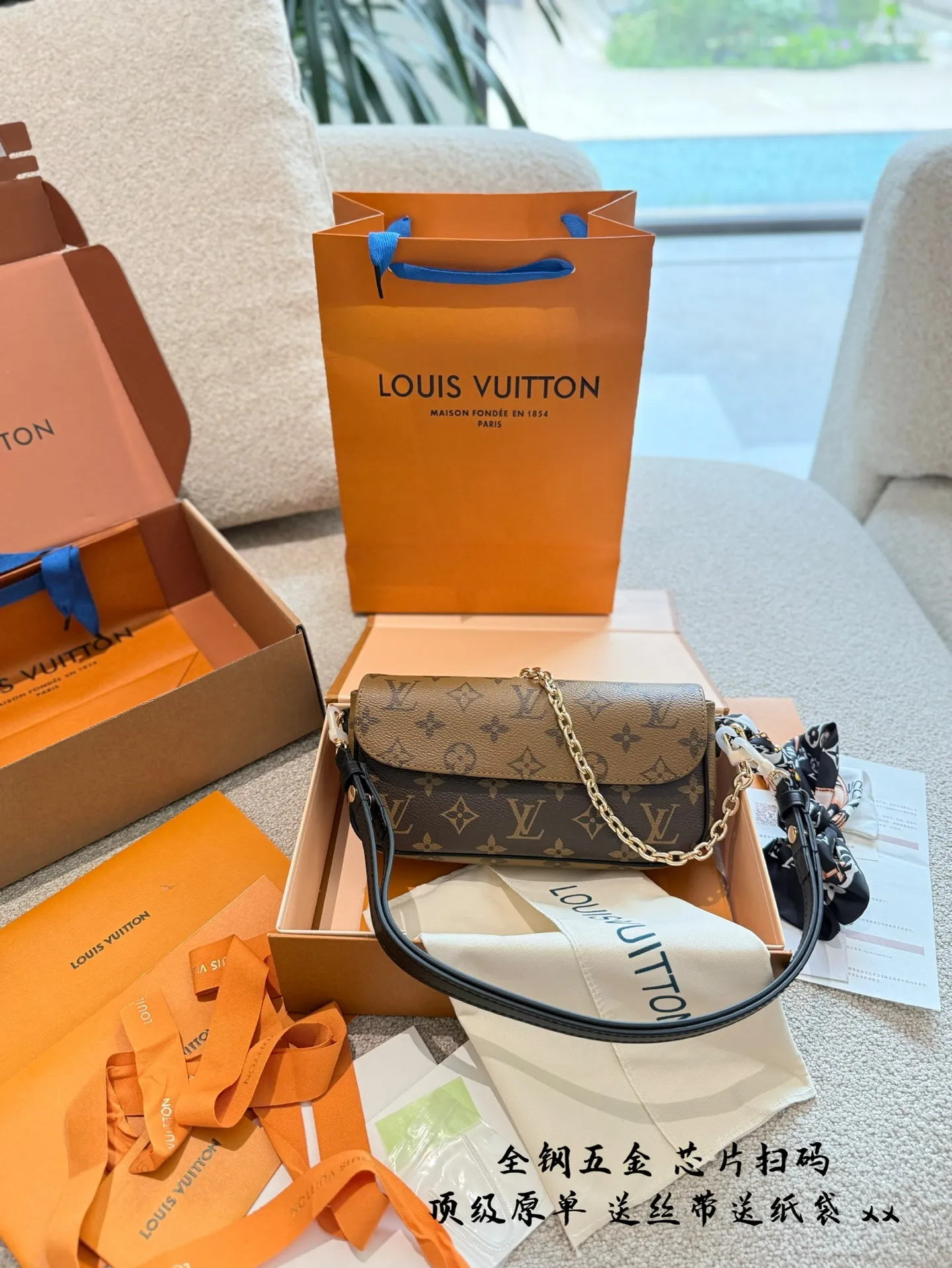 p245 升级版 全钢五金 WALLET ON CHAIN IVY手袋 专柜￥104,200 Lv新款ivy 5月8号.上市啦 全新配色腋下包ivy重出江湖 采用反转色的包盖设计搭配黑色的肩带 升级后的ivy没有了vivien 黄色牛皮 对比老花植糅革配色，更加的耐造和使用哦~❷