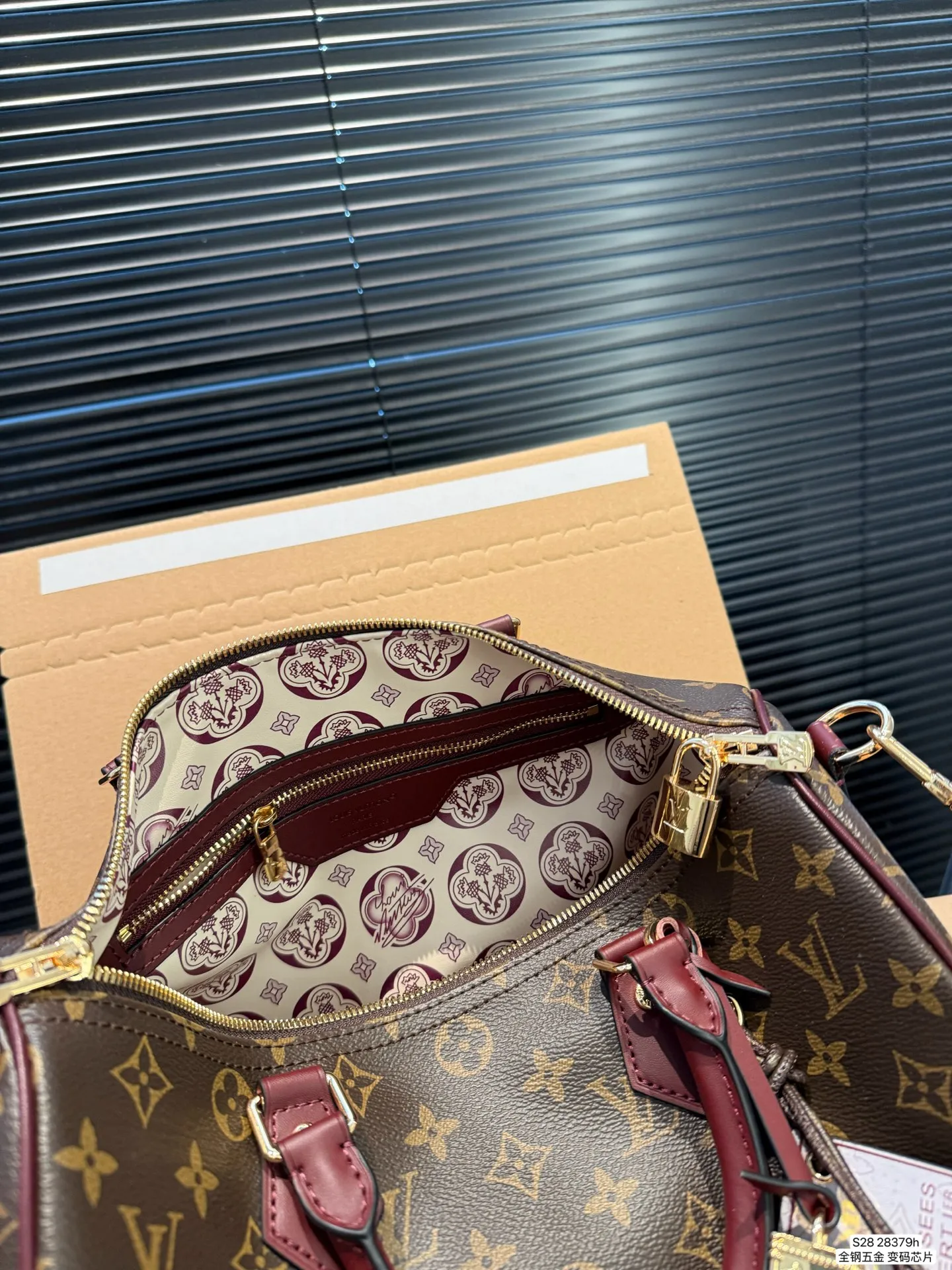 P190 配飞机盒折叠盒 全钢五金 变码芯片 Lv X Nigo Keepall 30.枕头包 手袋是一款理想的都市手袋。 标志性的造型与经典的 Monogram 帆布,加之多种携带方式和奢华的天然牛皮饰边为该包平添一份时尚前卫之感。尺寸:30 21货号28379