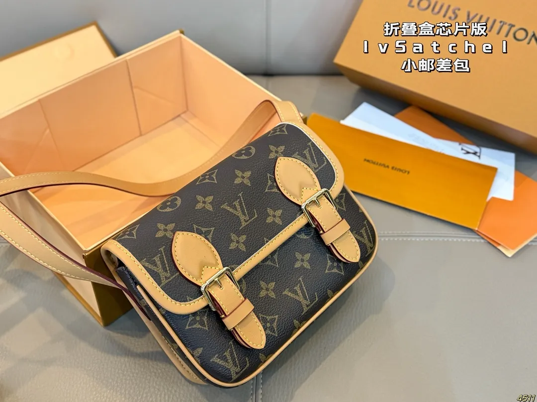 ¥110折叠盒芯片版 Satchel小邮差包 LV新款邮差包 日常休闲搭配的理想选择~ 实用又百搭,大大的空间 非常适合放随身物品~ 面料耐磨耐刮蹭~ 尺寸19 14