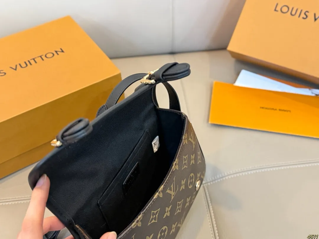 &yen;110折叠盒芯片版 Satchel小邮差包 LV新款邮差包 日常休闲搭配的理想选择～ 实用又百搭，大大的空间 非常适合放随身物品~ 面料耐磨耐刮蹭~ 尺寸19 14