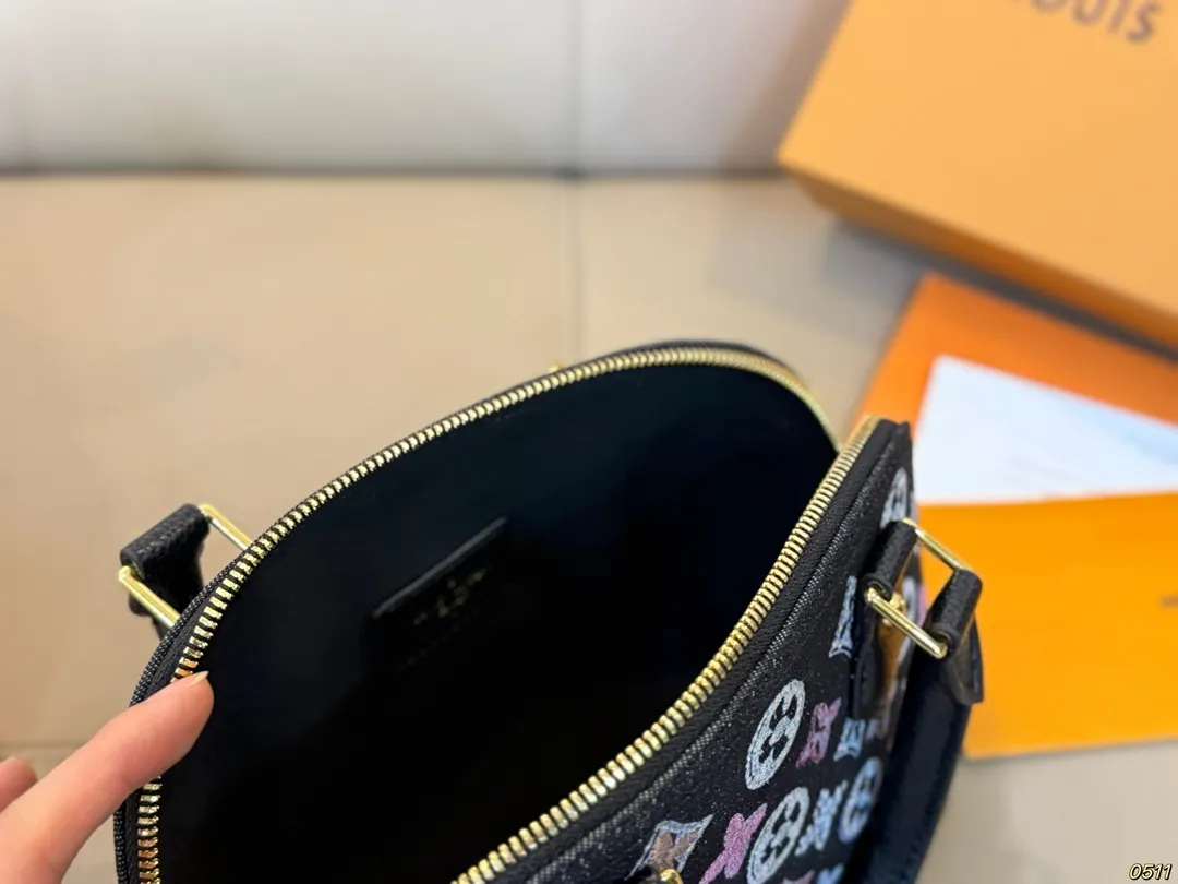 ¥165折叠盒 LV新款贝壳包 很高级可盐可甜 极致美感 绝美女孩就是你 尺寸24 17