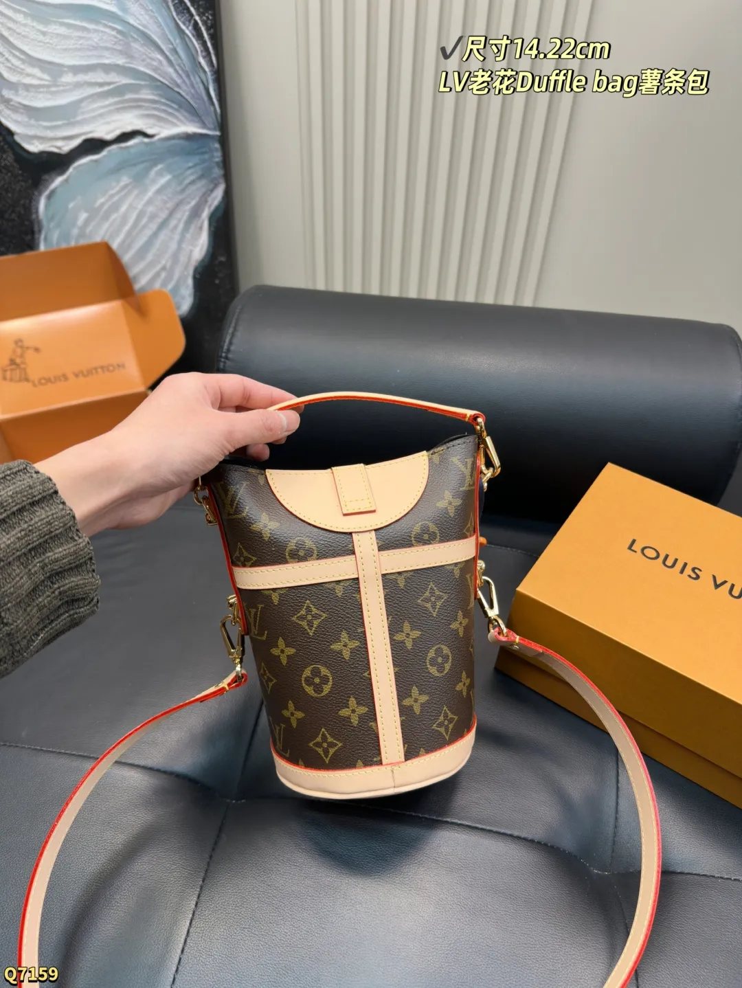 💰205配全套礼盒 尺寸14.22cm LV 经典薯条包真的绝绝子！ 它的实用性超棒，内部空间合理，还是能装蛮多的。 颜值更是没得说，经典的设计散发着独特的魅力，无论搭配休闲装还是正式装都能轻松驾驭！