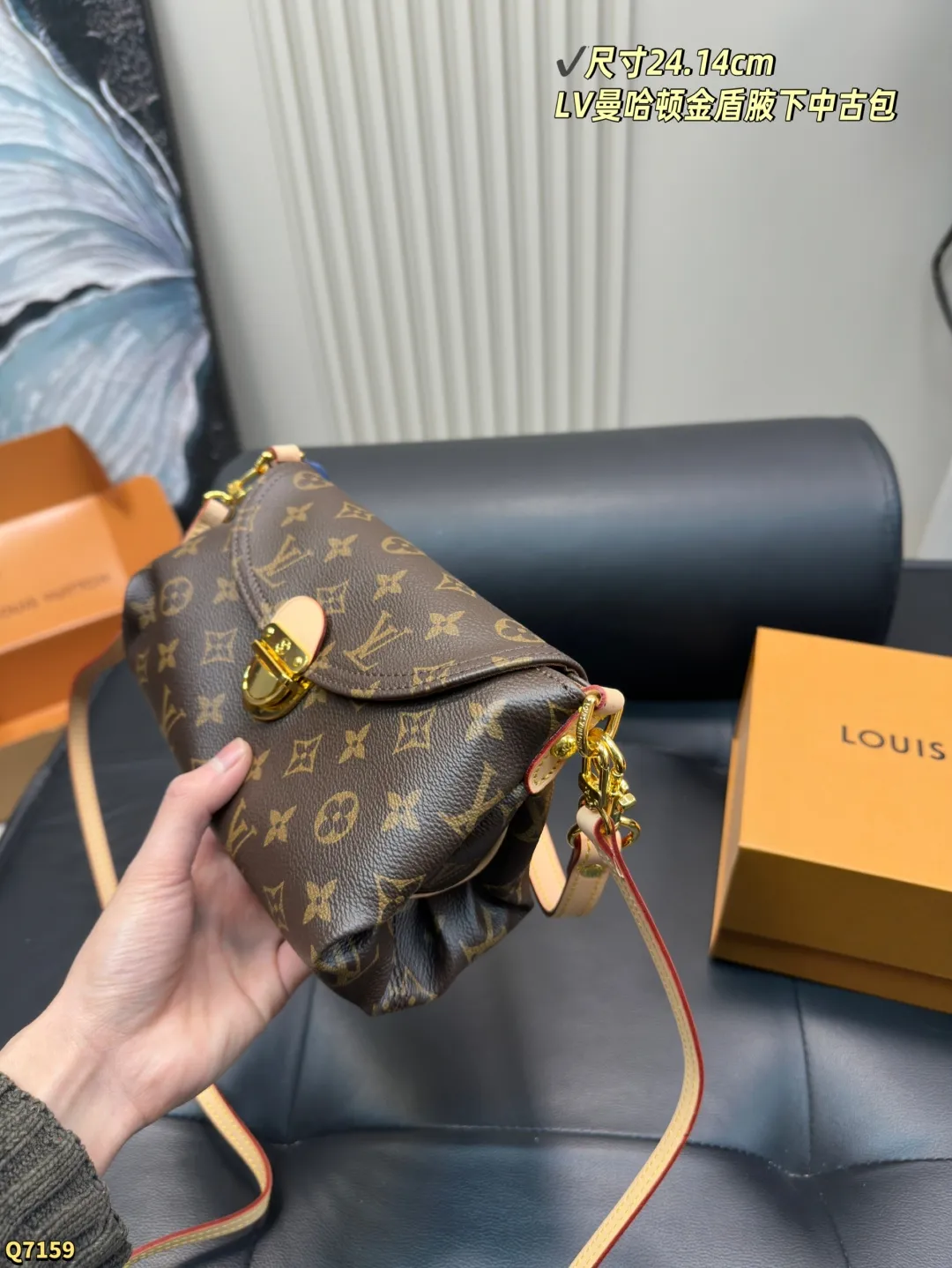 💰155配全套礼盒 尺寸24.14cm LV曼哈顿金盾腋下中古包 大金扣占据了主视觉, 搭配老花凸显质感又相当时髦, 简单随性超适合夏天! 真是绝美的一只vintage !