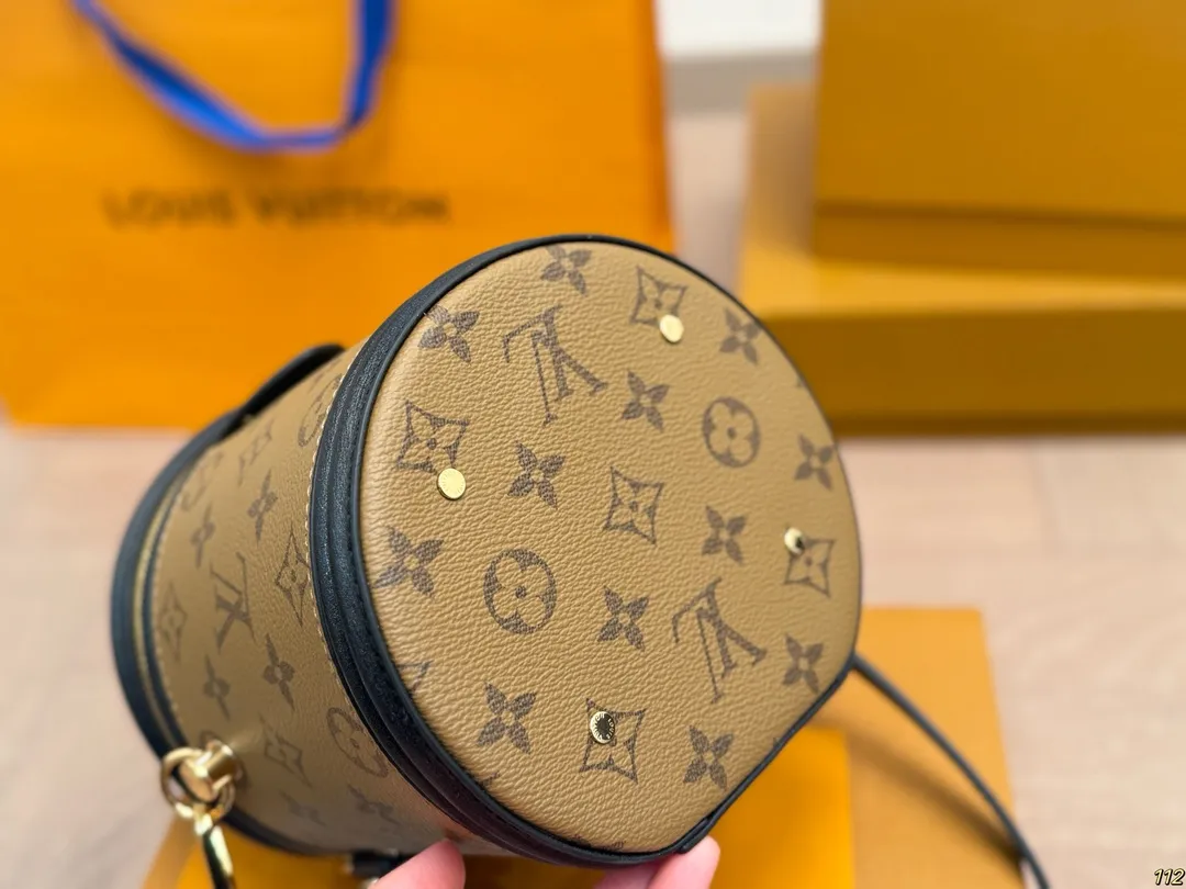 原版复刻¥205飞机盒 重金钢五金 专柜同步163变码芯片 LV canne|发家致富第一-步■入个LV发财桶使用率100%的这款LV圆桶 容量真的巨巨巨大++ 手机/粉饼/卡包都塞得下 怪不得总有人说它是“饭桶”品 包身硬挺耐用可手拎可斜跨自重很轻有特别的拼色设计真不愧是LV近代款中的明星百搭程度好到爆炸教 任何风格都能驾驭尺寸:大号15*14*17cm