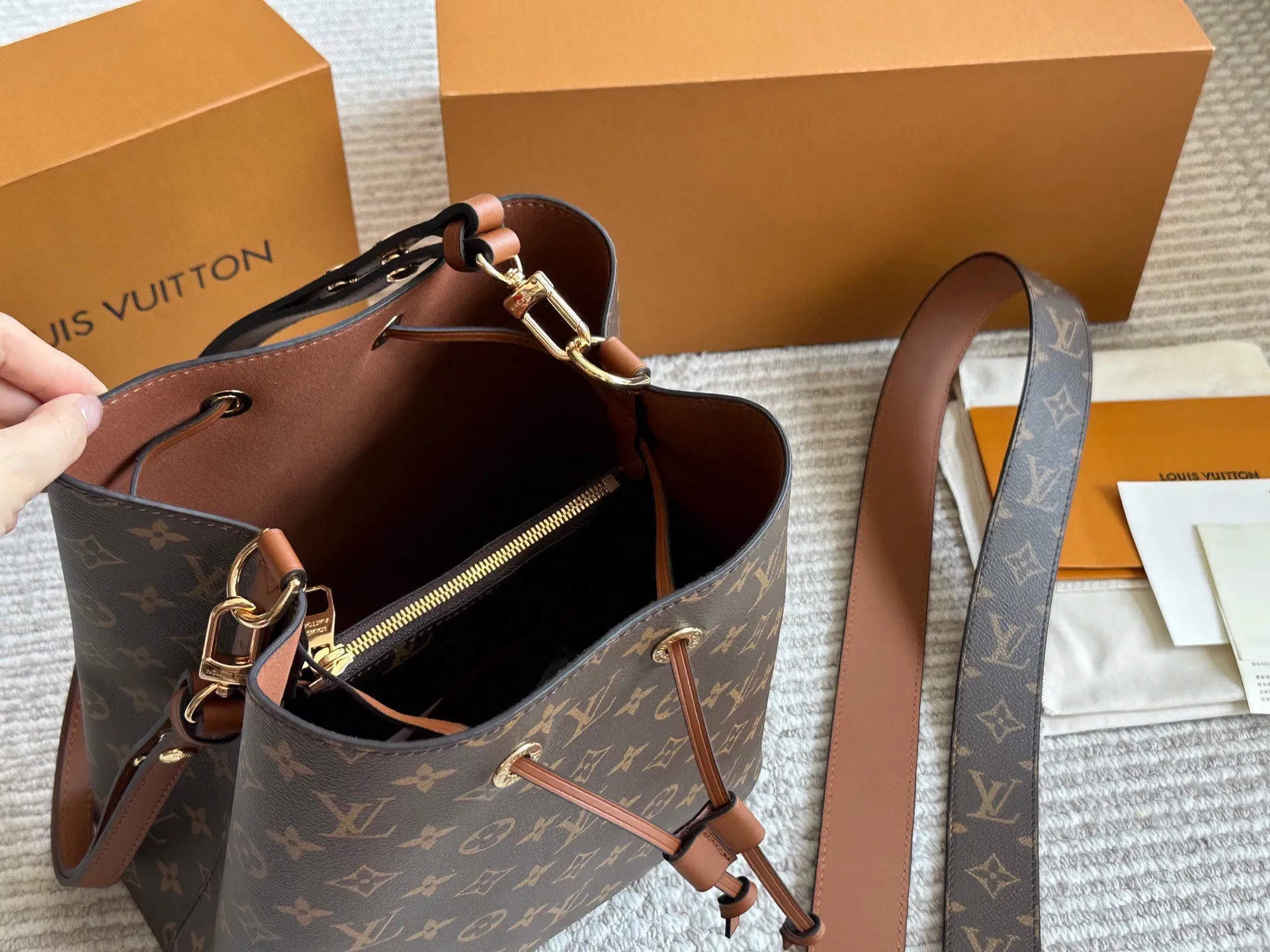 配宽肩带💰195 配盒 高品质 日常最推荐 L家 水桶包Noe水桶 此款水桶质感软 尺寸:26cm 斜挎/单肩更舒服 搜索🔍Lv 水桶包