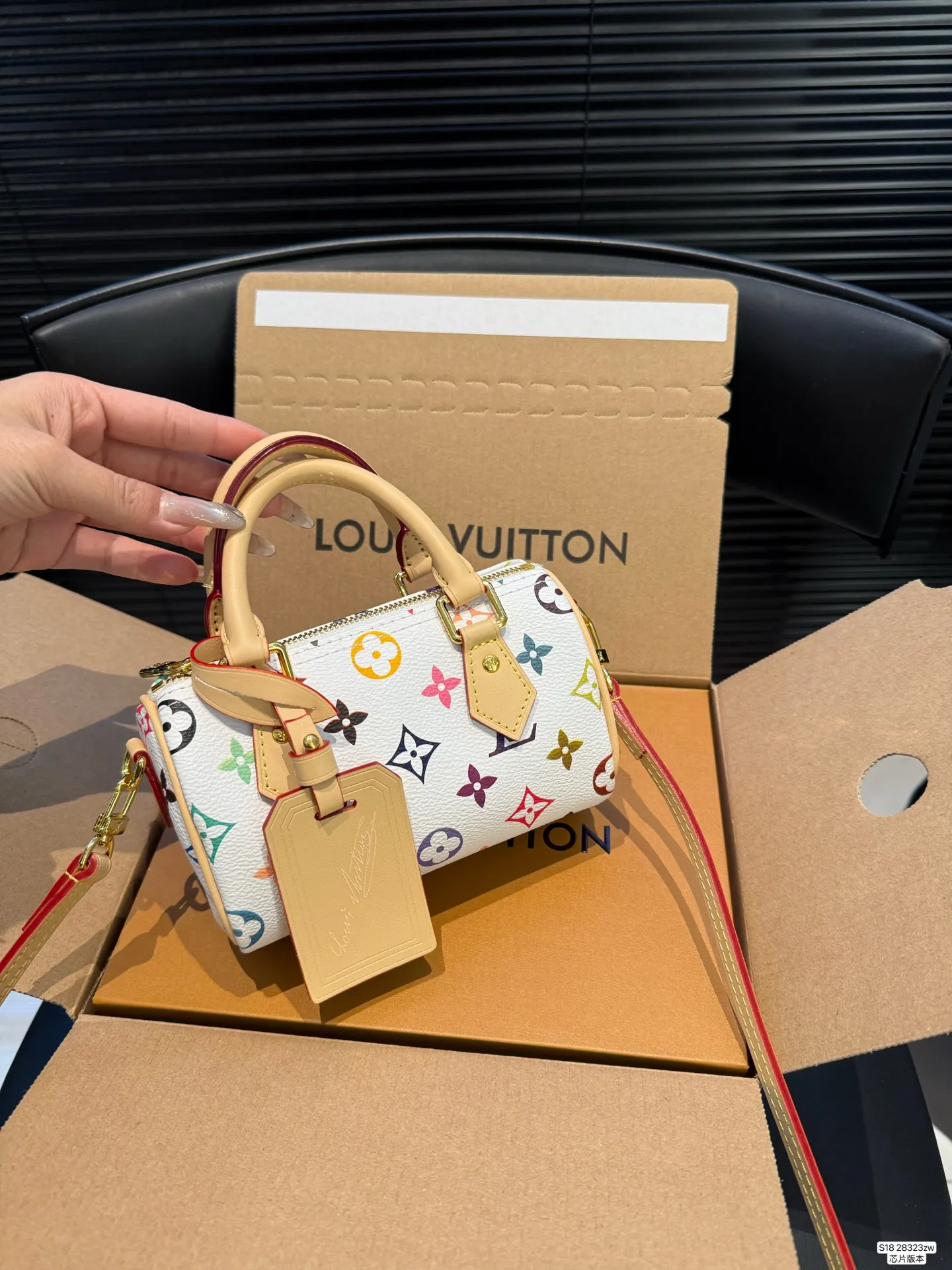 P140 配飞机盒折叠盒 芯片版本 Lv新款枕头包 出货啦 手提单肩斜挎款式 宝宝们抓紧来订哈 版型经典不过时 一直深受洋气美妞们喜欢！尺寸：16 10 货号28323