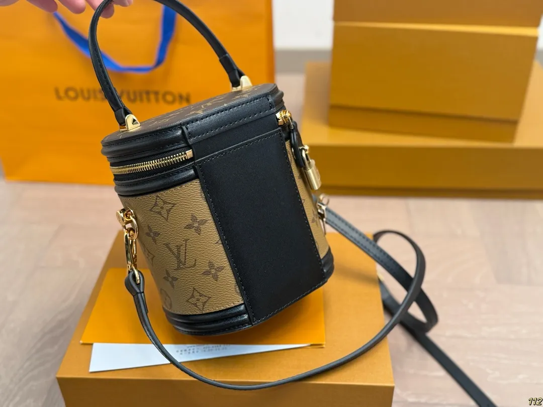 原版复刻¥205飞机盒 重金钢五金 专柜同步163变码芯片 LV canne|发家致富第一-步■入个LV发财桶使用率100%的这款LV圆桶 容量真的巨巨巨大++ 手机/粉饼/卡包都塞得下 怪不得总有人说它是“饭桶”品 包身硬挺耐用可手拎可斜跨自重很轻有特别的拼色设计真不愧是LV近代款中的明星百搭程度好到爆炸教 任何风格都能驾驭尺寸:大号15*14*17cm