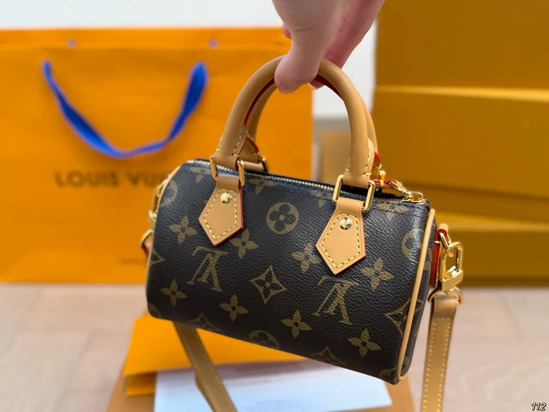 原版复刻&yen;160飞机盒 重金钢五金 专柜同步163变码芯片 新版可拆卸肩带 LV nano Speedy枕头包 经典系列 时尚百搭 独特的艺术气息 颜值高 日常出街首选 尺寸16&times;10&times;7.5