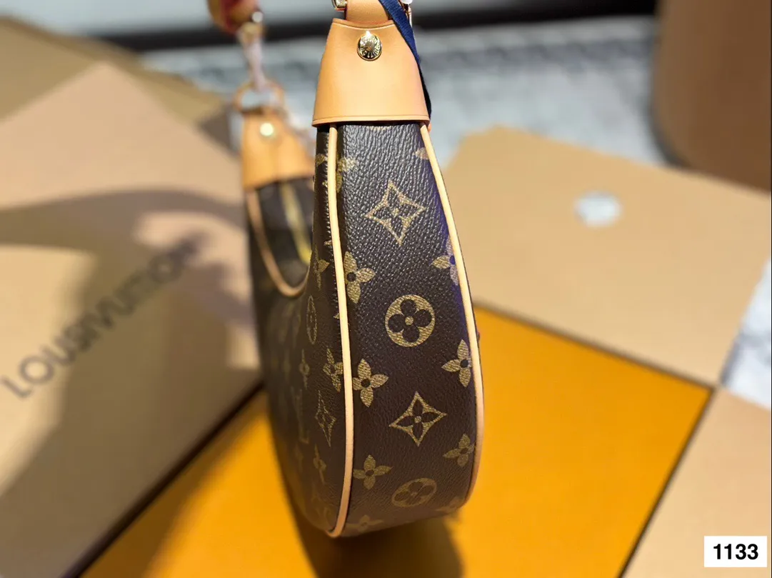 高品质&yen;165 可盐可甜的天花板一_LV 豌豆包 LV豌豆包的名字叫Loop，意思是&ldquo;环形&rdquo;，但因为长得实在太像豌豆了，所以大家便不约而同把它称为&ldquo;豌豆 它的长度是最黄金的23厘米，市面上腋下包的尺寸大多是大于25cm或者小于20cm的尺寸，别看差距不大，但既要符合不同身高女生的需求又要考虑到实用度，这点上显然做得更加贴心。也正是因为尺寸合理,所以各种背法.上身都非常时髦。 一根金属链条还有一根可调节肩带，包形和手感都很 好，凹造型绝美，随意搭配都会很出彩。#|v #Iv 豌豆包