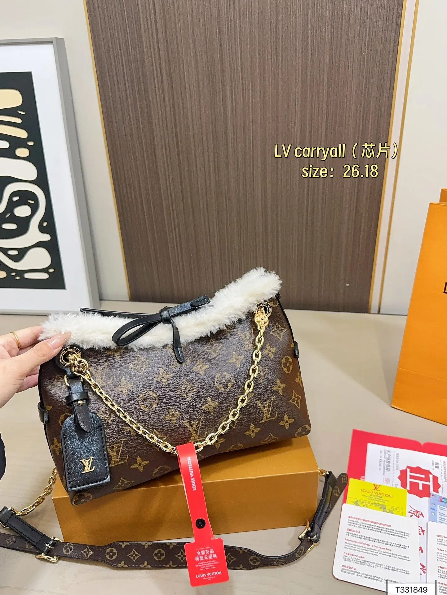 💰 165 礼盒包装 芯片 Lv carryall家族又添新成员 LV设计师有一种不管钱包死活的审美，新版carryall变可爱了，而且不喜欢大包的姐妹这个就没什么顾虑了，先预测一波~肯定会大火!!快来做第一批拥有的时髦精 尺寸：26.18