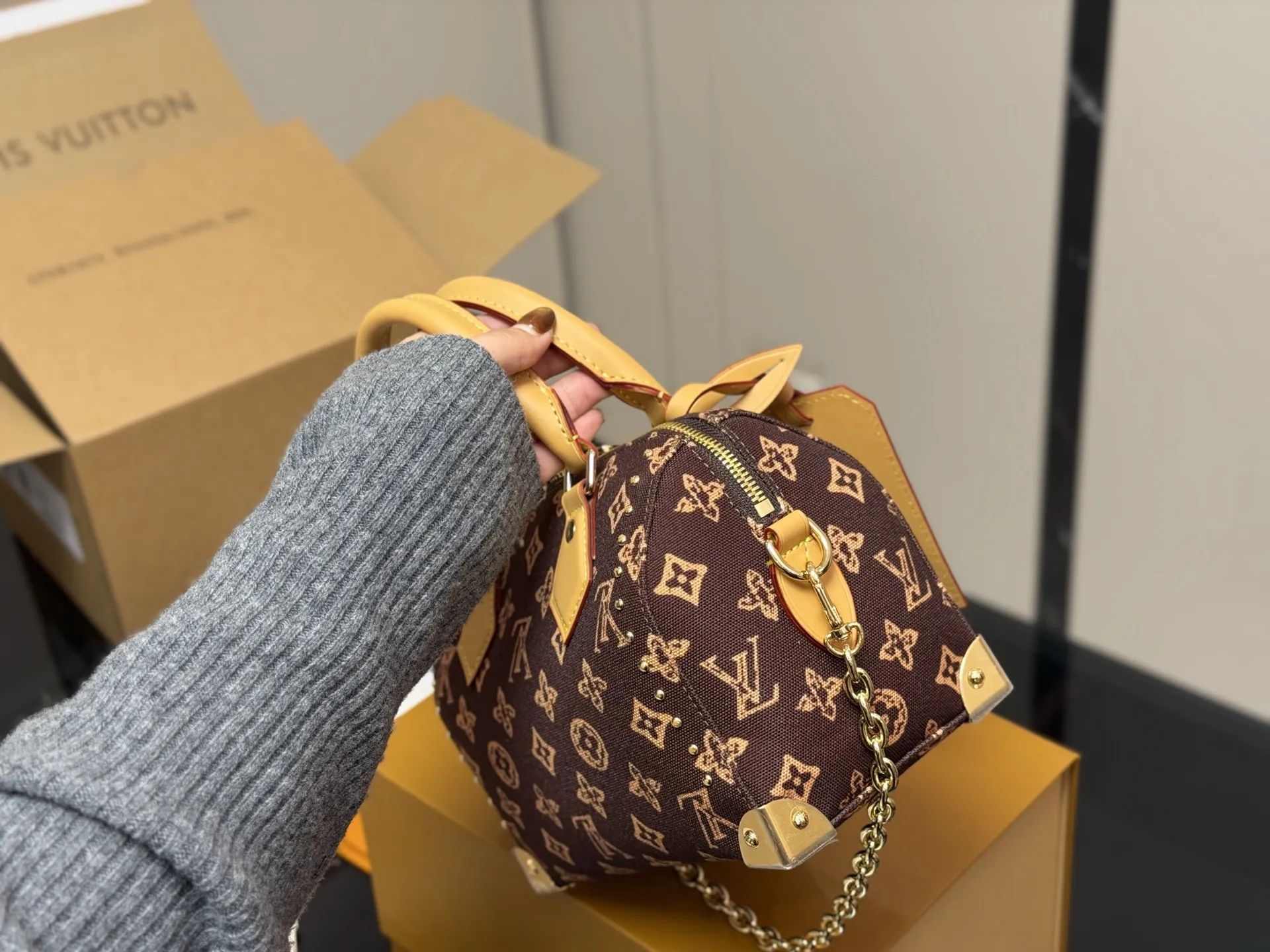 &yen;225 配折叠盒飞机盒 LV铆钉枕头包 简单百搭 颜值高 日常出街首选 潮酷时尚女孩必入款 尺寸:20.14cm