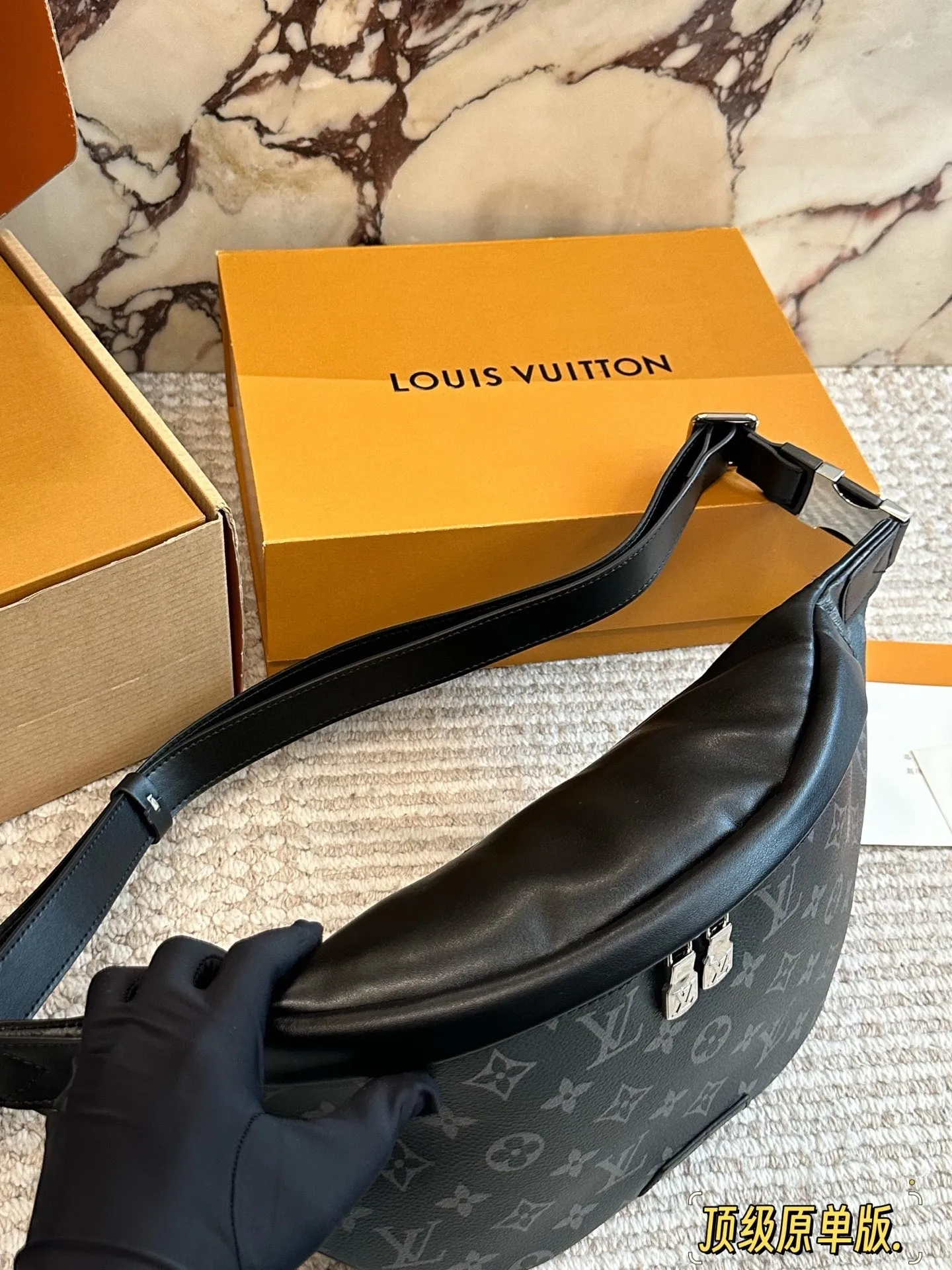 p175 原版牛皮 Lv胸包送男朋友专属酷酷酷! 此款Discovery腰包由Monogram Eclipse帆布制成,兼具休闲时尚气质与现代功能性。造型符合人体工学原理，并配有可调节的包带，既可环于腰间，也可肩背或随性地挂在胸前。正面和背面配有拉链口袋，方便存取 手机、卡片和钥匙。47.0 x 20.0 x 9.0 cm