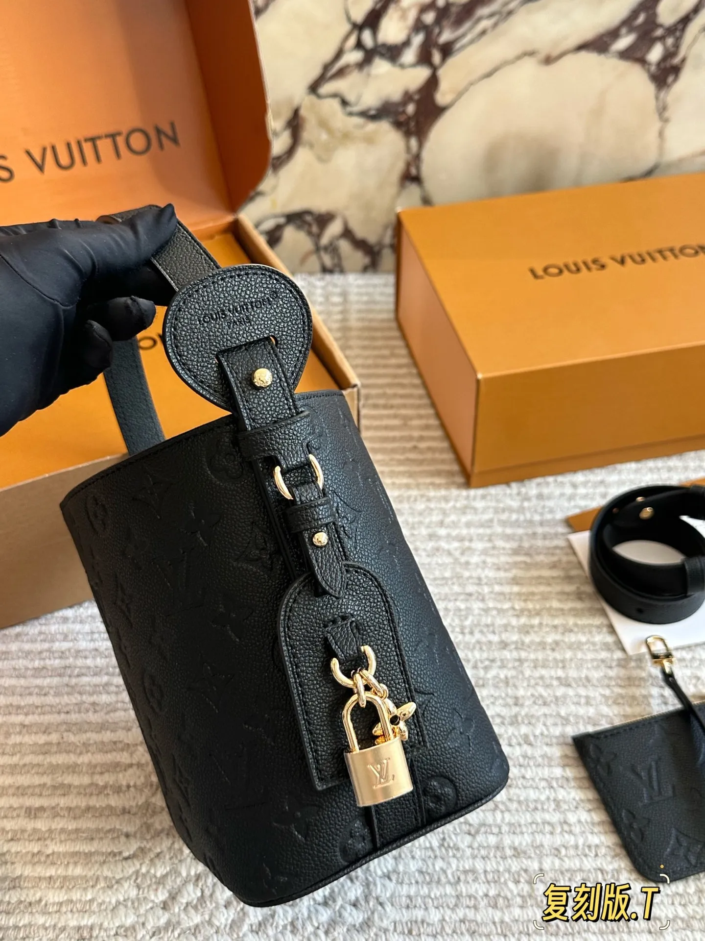 💰210 配盒 size:18*16cm ALL IN BB重磅来袭新色| 这谁看了不迷糊呀! 没想到越看越喜欢 有两幅面孔 L家 AII IN BB25ss 水桶包