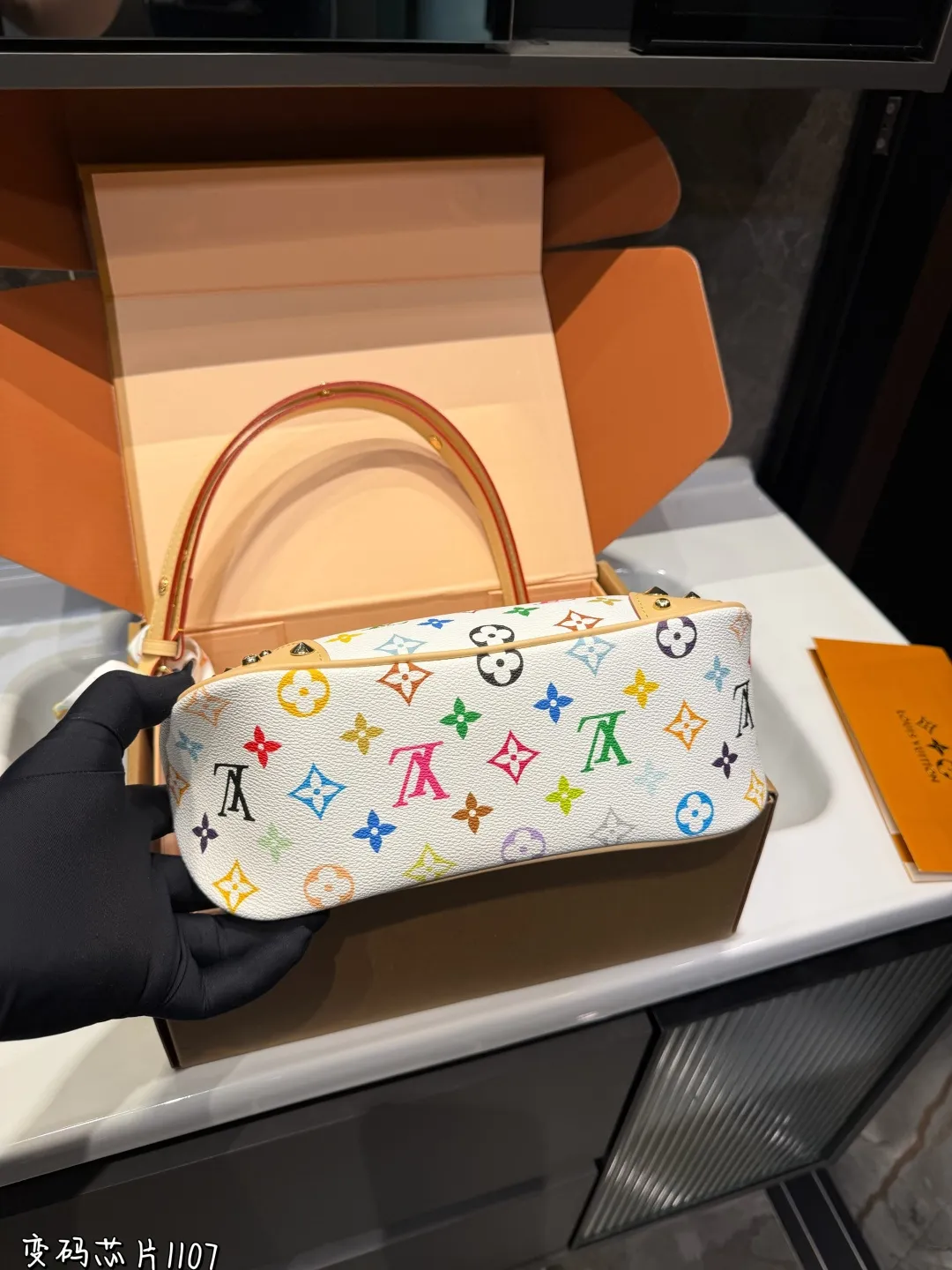 ❤️p185(折叠飞机礼盒)❤️ Lv牛角包 单肩斜挎中古 vintage包包v老花村上隆限定薇薇安女包LV老花限定! 超美!好多网红潮人都在背 单肩斜挎背这款包看着简单,搭配起来特别有范!被外观真的迷倒尺寸:26*9*15cm