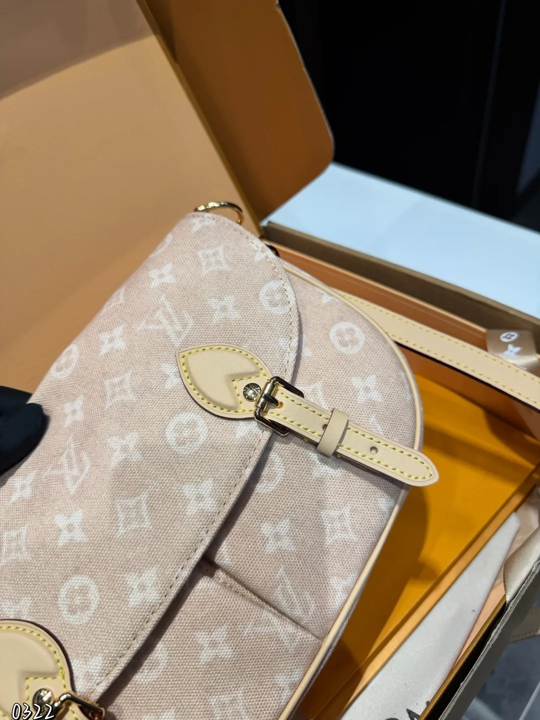 ❤️p190(礼盒包装)❤️ LV9月猫咪系列实物抢先看!!N年前的猫咪系列就很火今年LV再度和Grace合作,小部分实物露出~W与造型师Grace Coddington合作“睡不醒的猫咪”猫控不要错过尺寸:30 21cm