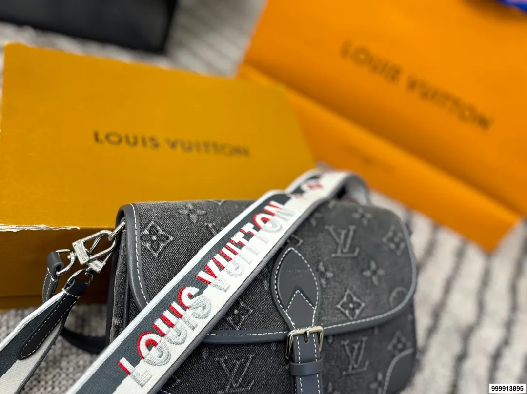 p205 配礼盒 早春LvDiane 法棍手袋 配置两条肩带 〰️ 搜索🔍 Lv 法棍 尺寸： 25 15