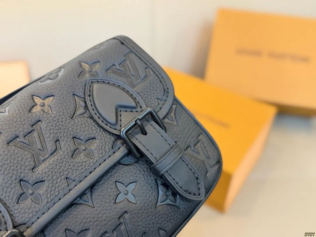 印花¥200压花¥220芯片版 Satchel小邮差包 LV新款邮差包 日常休闲搭配的理想选择~ 实用又百搭,大大的空间 非常适合放随身物品~ 面料耐磨耐刮蹭~ 尺寸19 14