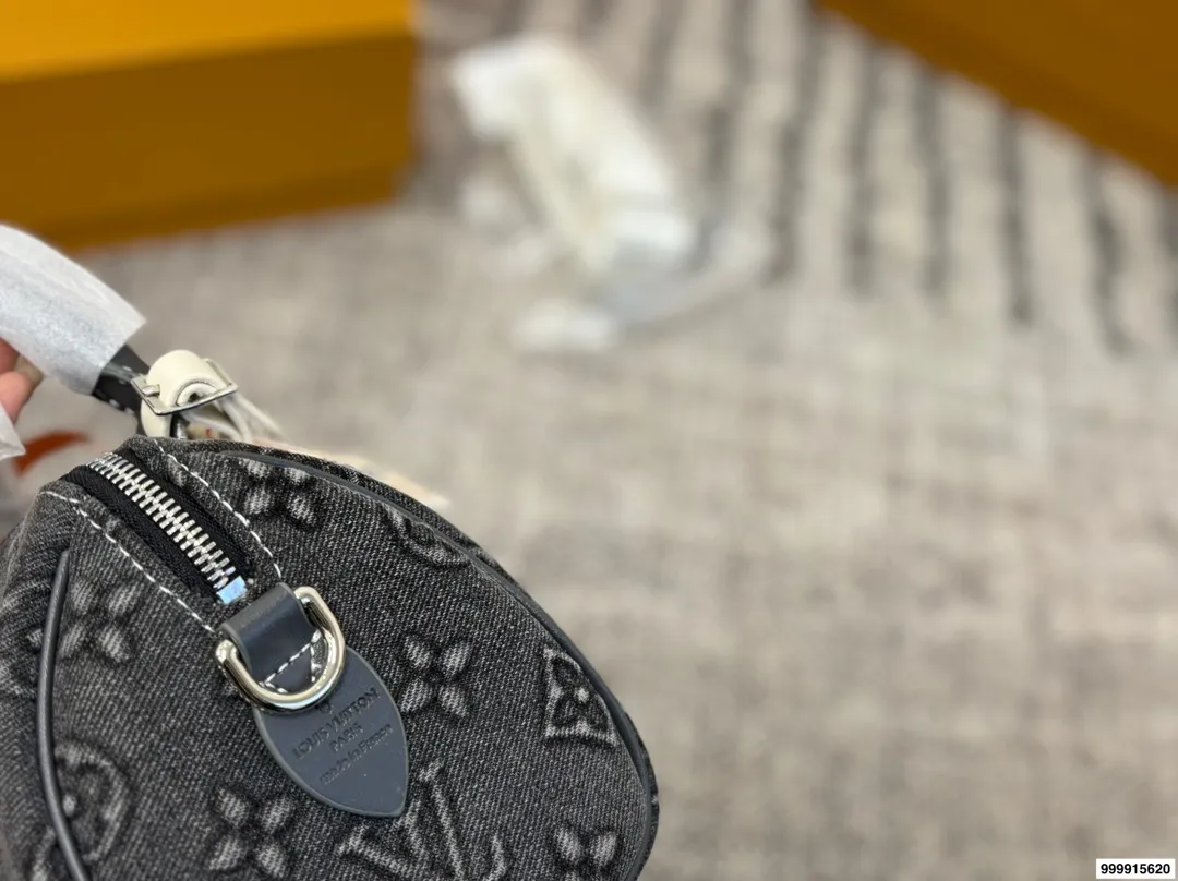 p180 配礼盒 LV丹宁牛仔系列枕头包 经典系列 时尚百搭 颜值高 日常出街首选 尺寸19×15