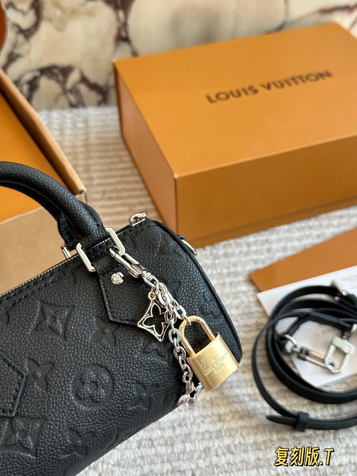 💰170 配盒 size:16*10cm(迷你) L家 Speedy Nano 一起感受nano的快乐~ 拎一个小包包真的爱了爱了~ 搜索🔍:Lv nano