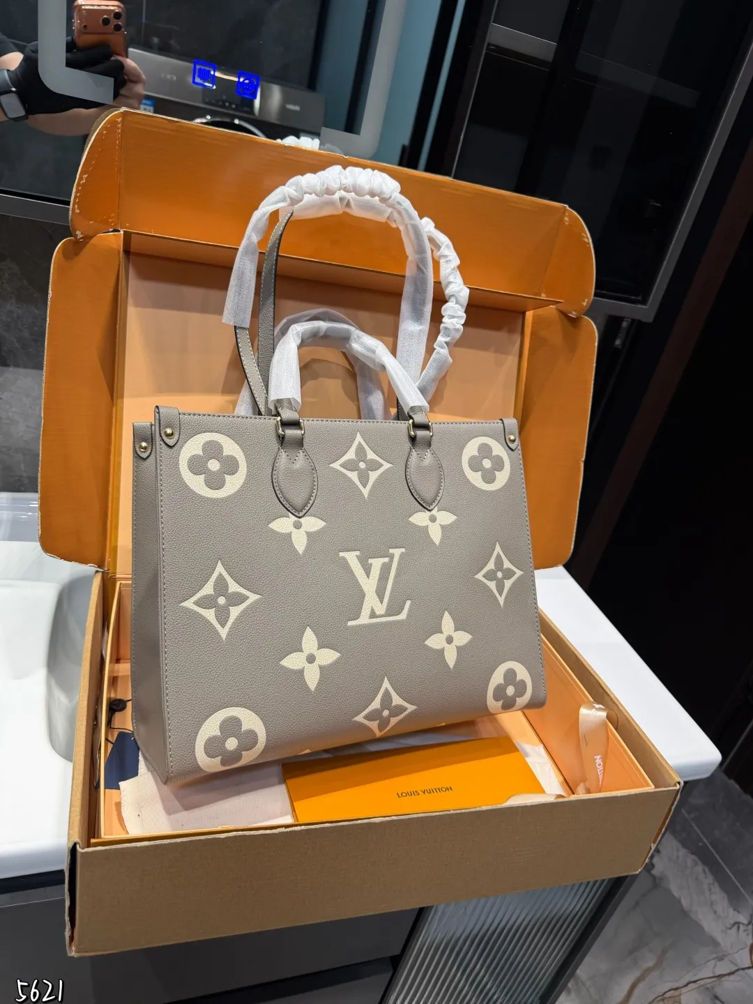 ❤️p195(折叠礼盒)❤️ LV Onthego 35cm 压字 丛林包时尚托特包 大象灰Lv A/B面喷绘 onthego妈咪袋 性价比之王这是一款超赞的包型,灵感来自于恶搞Lv的街头品牌,曾经的曾经,Louis VI litton永远不会走下神坛,非常值得入的一季,超大购物袋,不容易变形 而且大Logo的设计超级好看。除了手拎以外,还非常贴心的加了中长的肩挎的肩带,可以说是非常赞了,秒杀市场一切低端货上身真的很有气质!尺寸35cm