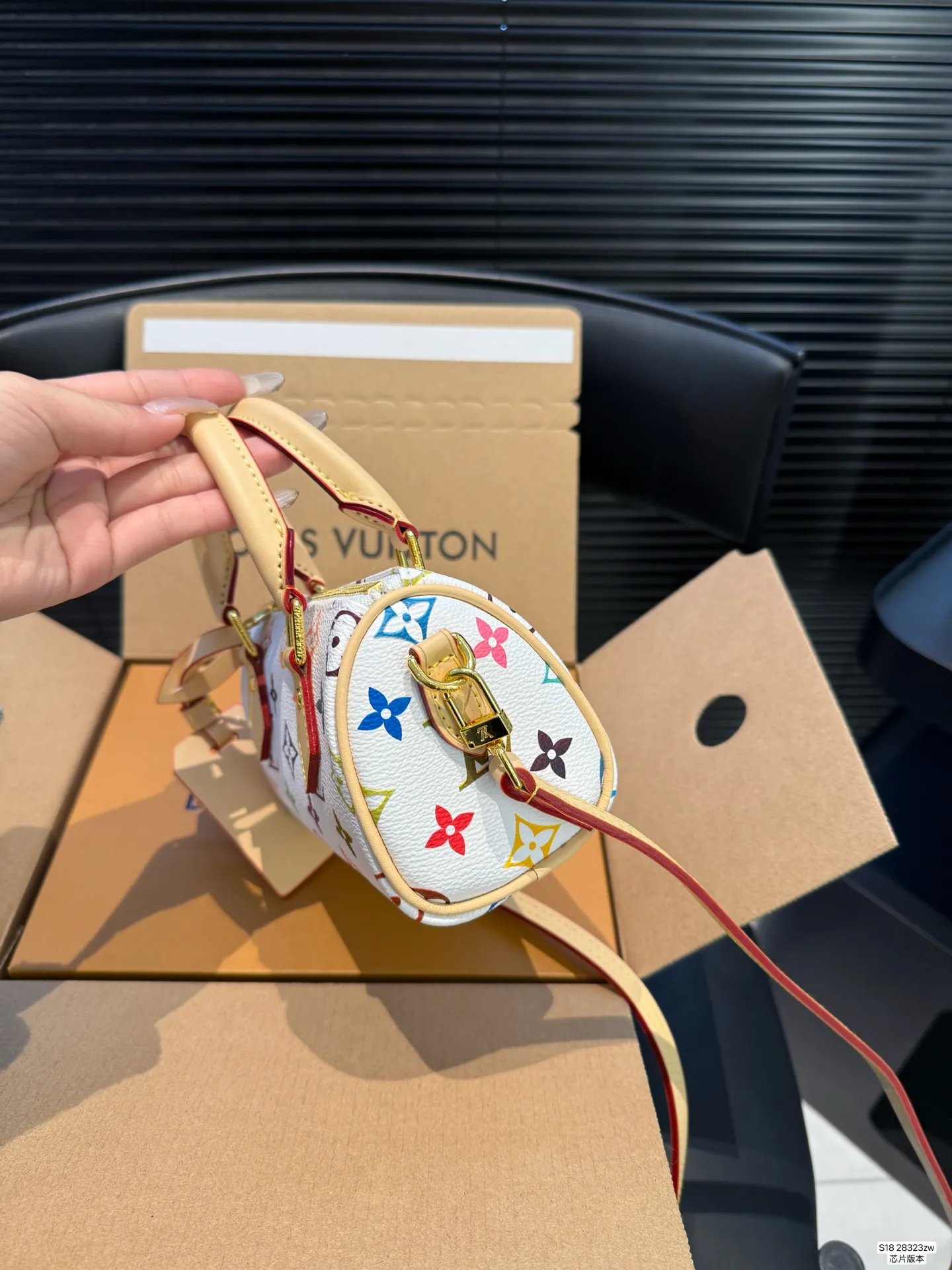P140 配飞机盒折叠盒 芯片版本 Lv新款枕头包 出货啦 手提单肩斜挎款式 宝宝们抓紧来订哈 版型经典不过时 一直深受洋气美妞们喜欢!尺寸:16 10 货号28323