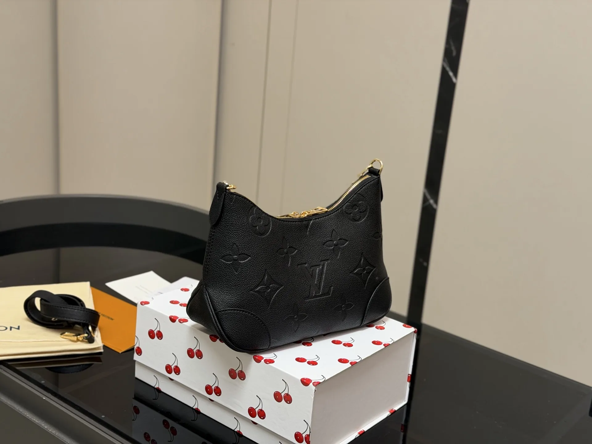 ¥170 配折叠盒 size:29*16cm Lv 最新款牛角包 原版五金! 定制版直接采用小牛皮 Vintage 经典单肩包 配置肩带➕链条 单肩斜挎都无敌好看百搭!