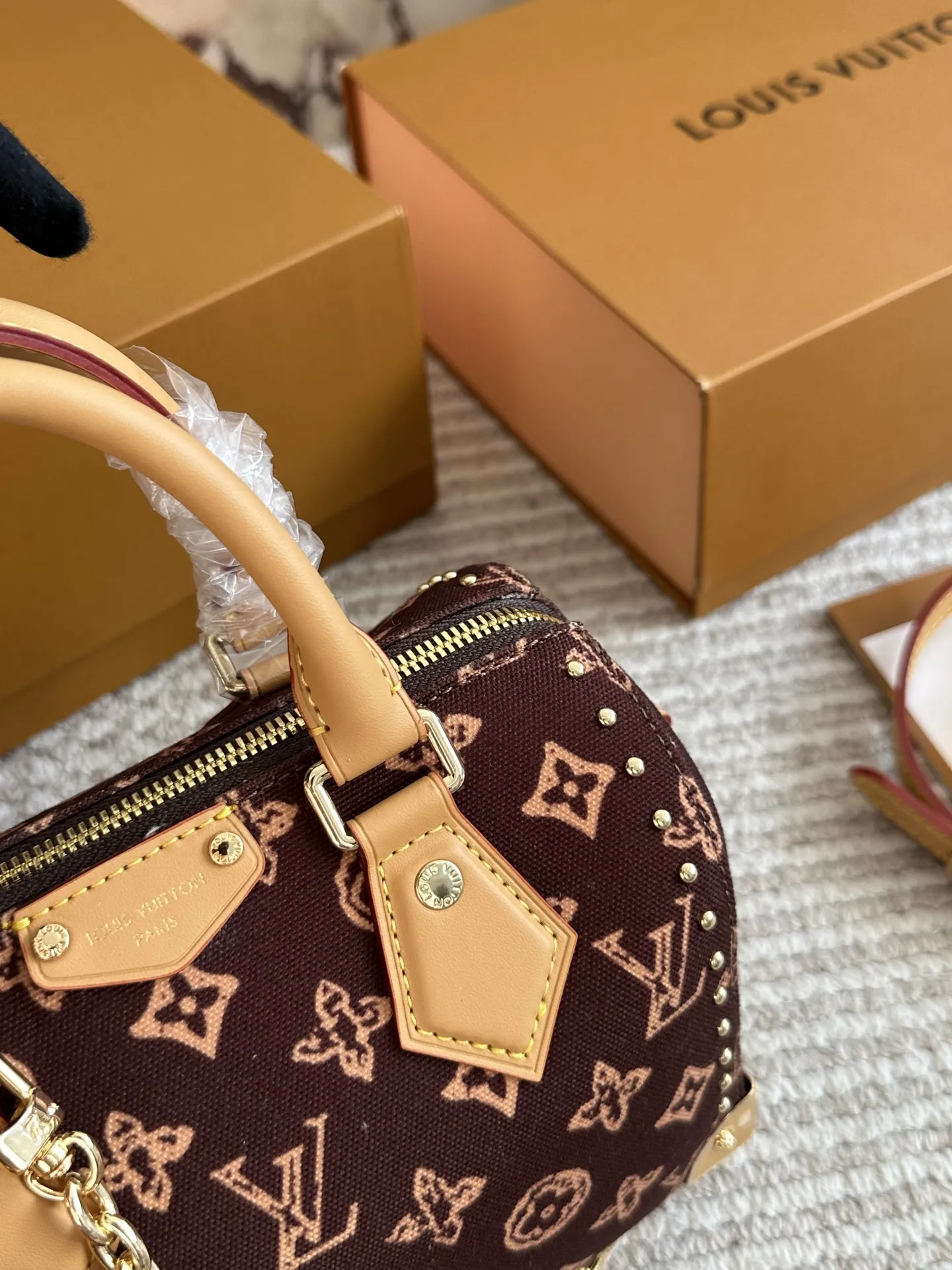 复刻版 &yen;225 Lv 小枕头包 原单密封包装‼‼对NANO SPEEDY尺寸相当小巧 所以搭配中尽显时尚靓丽迷人气质，但是携带轻盈，轻轻松松搭一款NANO SPEEDY出门，它不仅适合休闲打扮，同样适合运动、旅行、参加party时使用哟，小身材的迷你包就是这么任性20*14cm 全套礼盒🎁