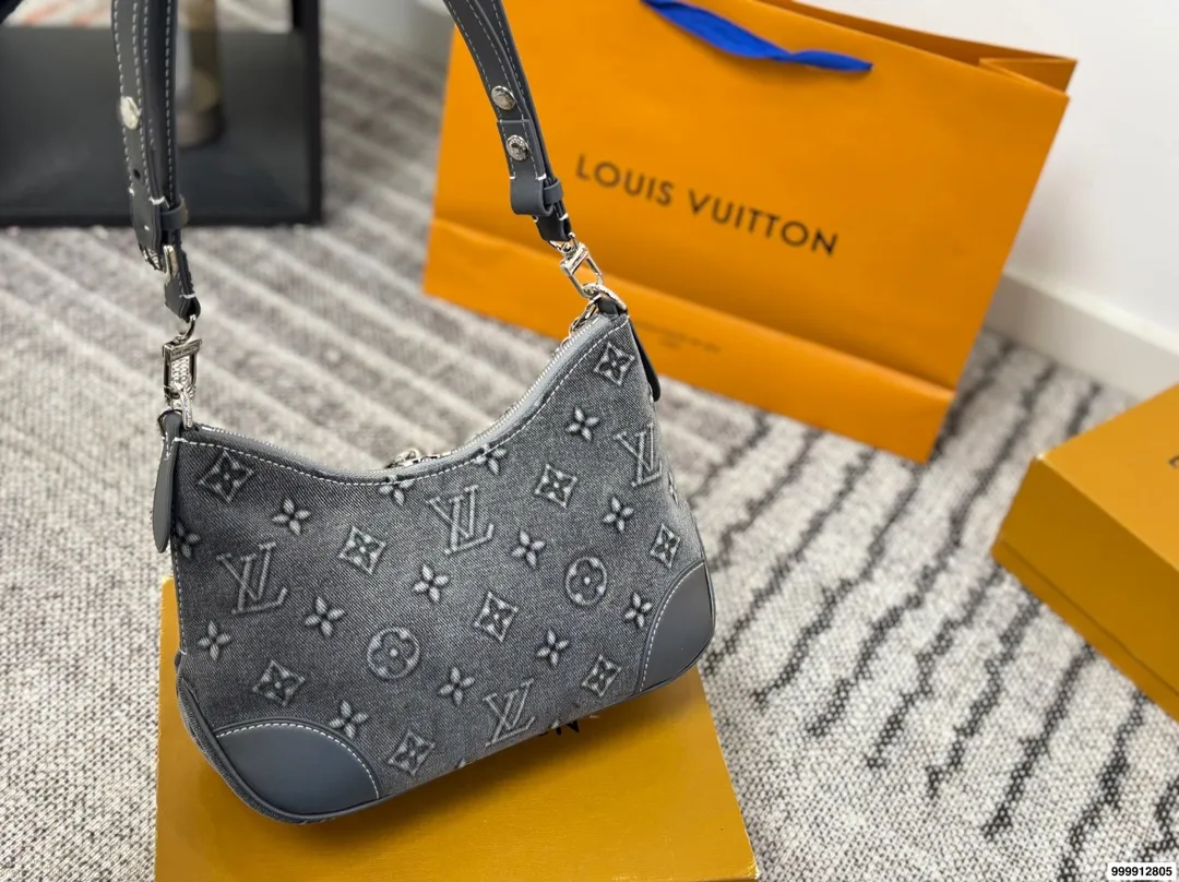 p205配礼盒🎁 Lv 牛角包 单肩斜挎中古 vintage包包v老花村上隆限定薇薇安女包LV老花限定 !超美!好多网红潮人都在背 单肩斜挎背这款包看着简单,搭配起来特别有范!被外观真的迷倒 尺寸:27*9*15cm