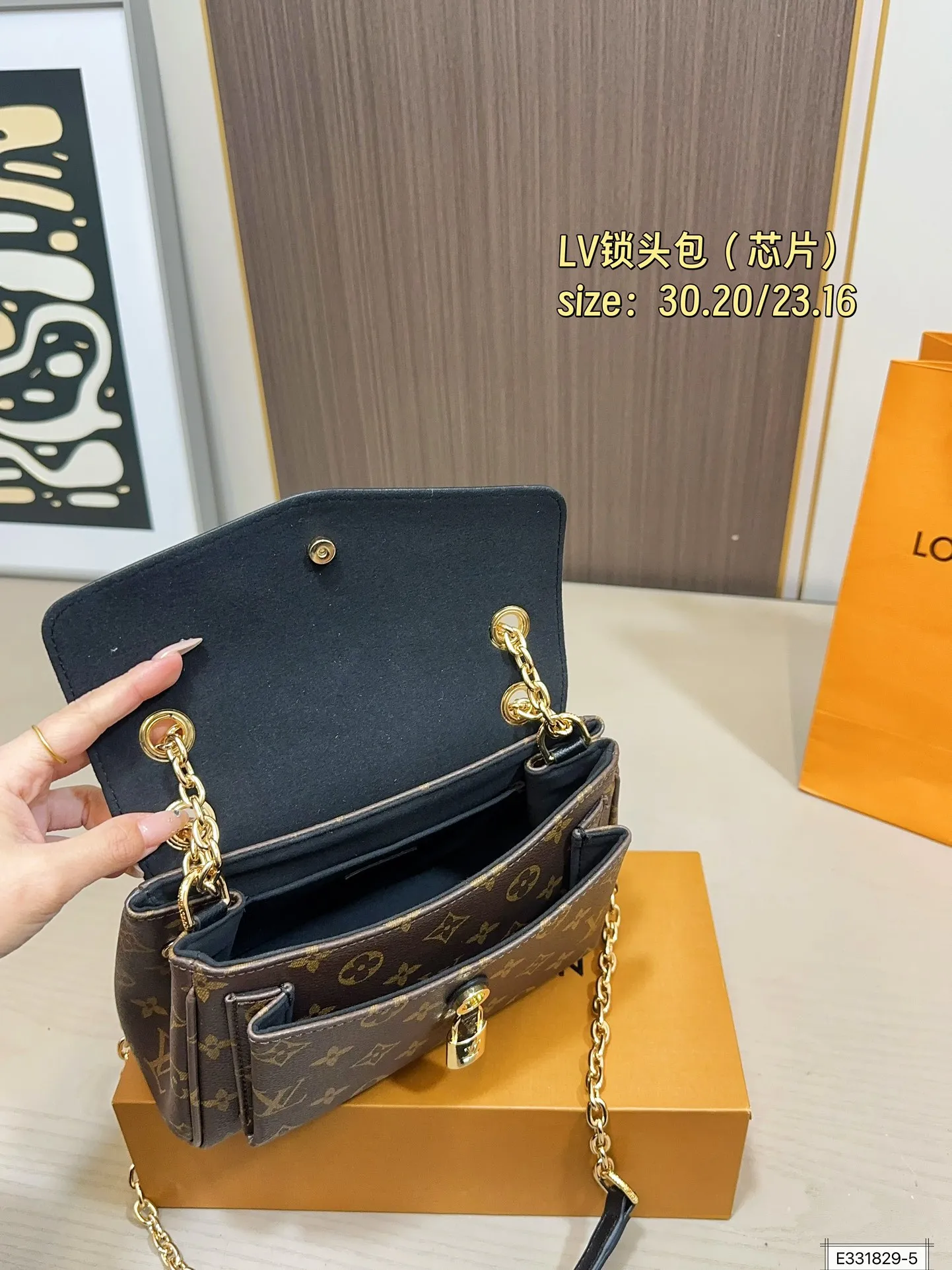 大号💰145 小号💰140 无盒 芯片 尺寸30.20/23.16 Lv Padlock on strap拼色锁头包 LV新款Padlock on strap拼色老花锁头包 小身材大容量 可以当腋下包可以斜挎 上身超好看⚠️大号黑色，焦糖色，小号黑色，酒红色⚠️