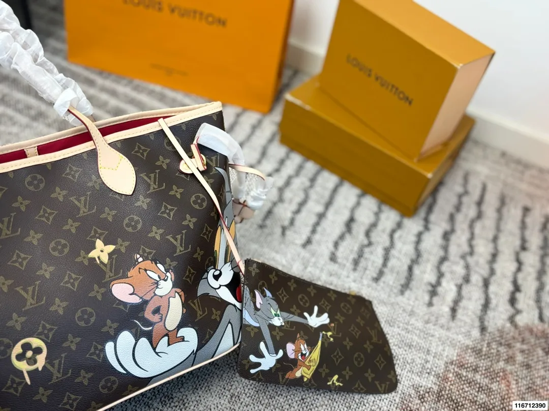 P150(无盒) size:33×29 LV路易威登联名neverfull购物袋🛍️ 包身彩绘超级酷 实在是太爱了 经典包款,简约却不失时尚~ 一包多用,内里容量足💯 时尚大气,万年街拍神器‼️